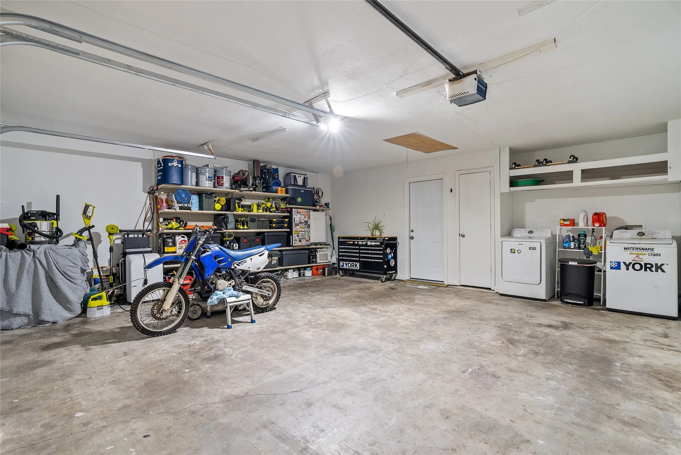 Single Family Residence For Sale in Dallas County , 2621 Elk Grove Road, Carrollton, Texas 75007, 3 Bedroom, 2 Bathroom, 2 Garage spaces, 1,333 Sqft, built in 1971, mls#21390443, Real Estate Agent in Carrollton, Homes For Sale in Dallas county, Homes For Sale in Carrollton, Realtor in Carrollton Texas, Real Estate Brokerage Independent Realty Texas, Luminita Cordes Realtor