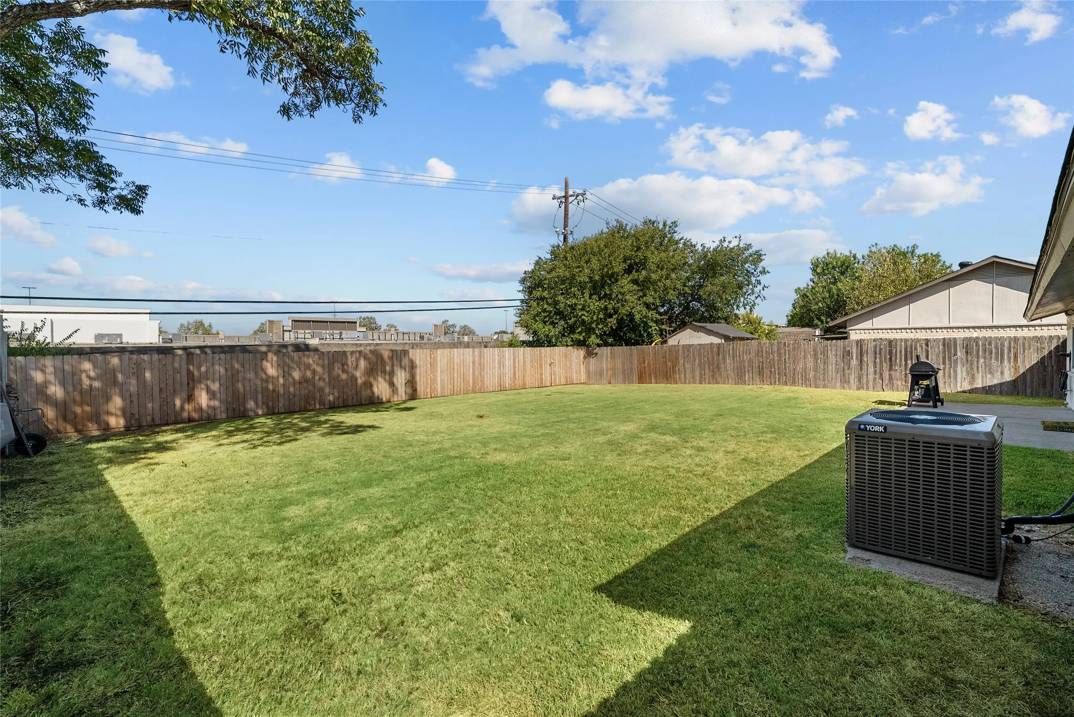 Single Family Residence For Sale in Dallas County , 2621 Elk Grove Road, Carrollton, Texas 75007, 3 Bedroom, 2 Bathroom, 2 Garage spaces, 1,333 Sqft, built in 1971, mls#21390443, Real Estate Agent in Carrollton, Homes For Sale in Dallas county, Homes For Sale in Carrollton, Realtor in Carrollton Texas, Real Estate Brokerage Independent Realty Texas, Luminita Cordes Realtor