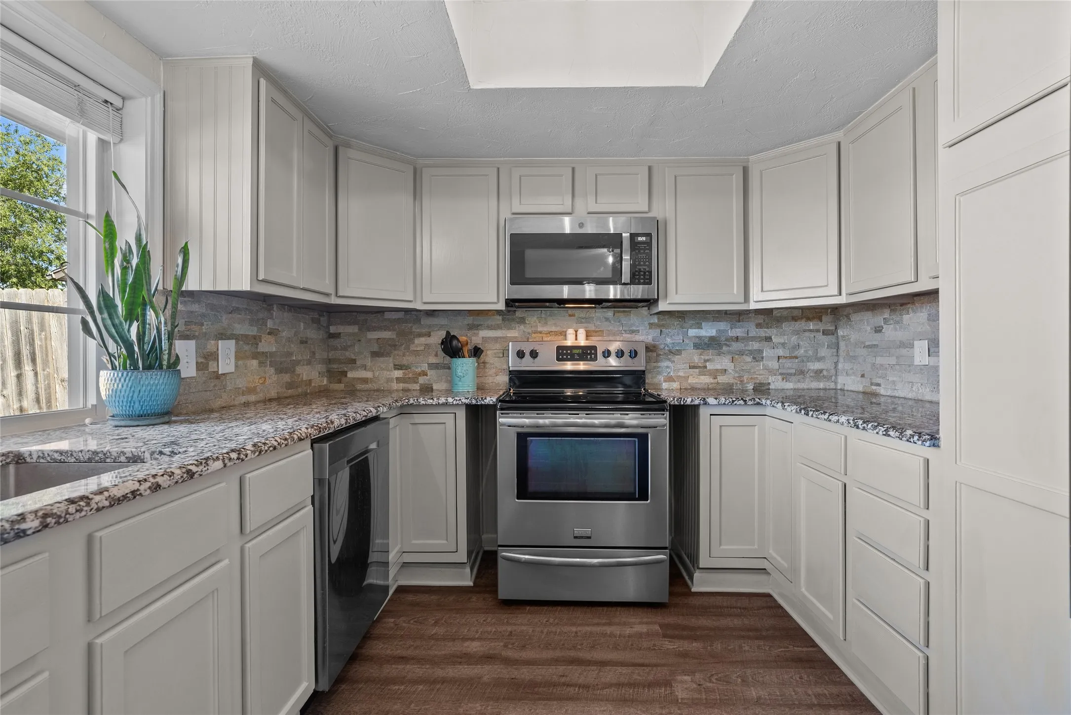 Single Family Residence For Sale in Dallas County , 2621 Elk Grove Road, Carrollton, Texas 75007, 3 Bedroom, 2 Bathroom, 2 Garage spaces, 1,333 Sqft, built in 1971, mls#21390443, Real Estate Agent in Carrollton, Homes For Sale in Dallas county, Homes For Sale in Carrollton, Realtor in Carrollton Texas, Real Estate Brokerage Independent Realty Texas, Luminita Cordes Realtor