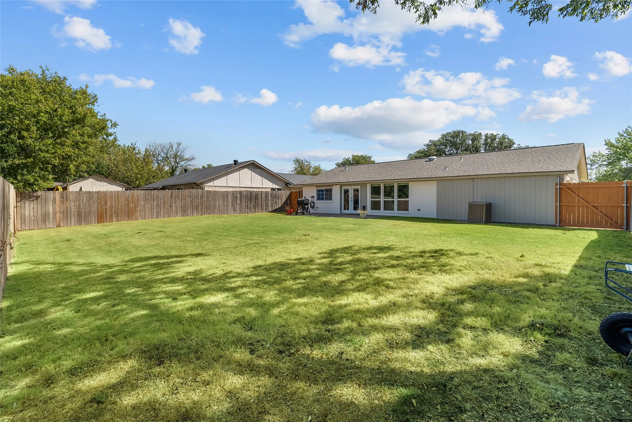 Single Family Residence For Sale in Dallas County , 2621 Elk Grove Road, Carrollton, Texas 75007, 3 Bedroom, 2 Bathroom, 2 Garage spaces, 1,333 Sqft, built in 1971, mls#21390443, Real Estate Agent in Carrollton, Homes For Sale in Dallas county, Homes For Sale in Carrollton, Realtor in Carrollton Texas, Real Estate Brokerage Independent Realty Texas, Luminita Cordes Realtor