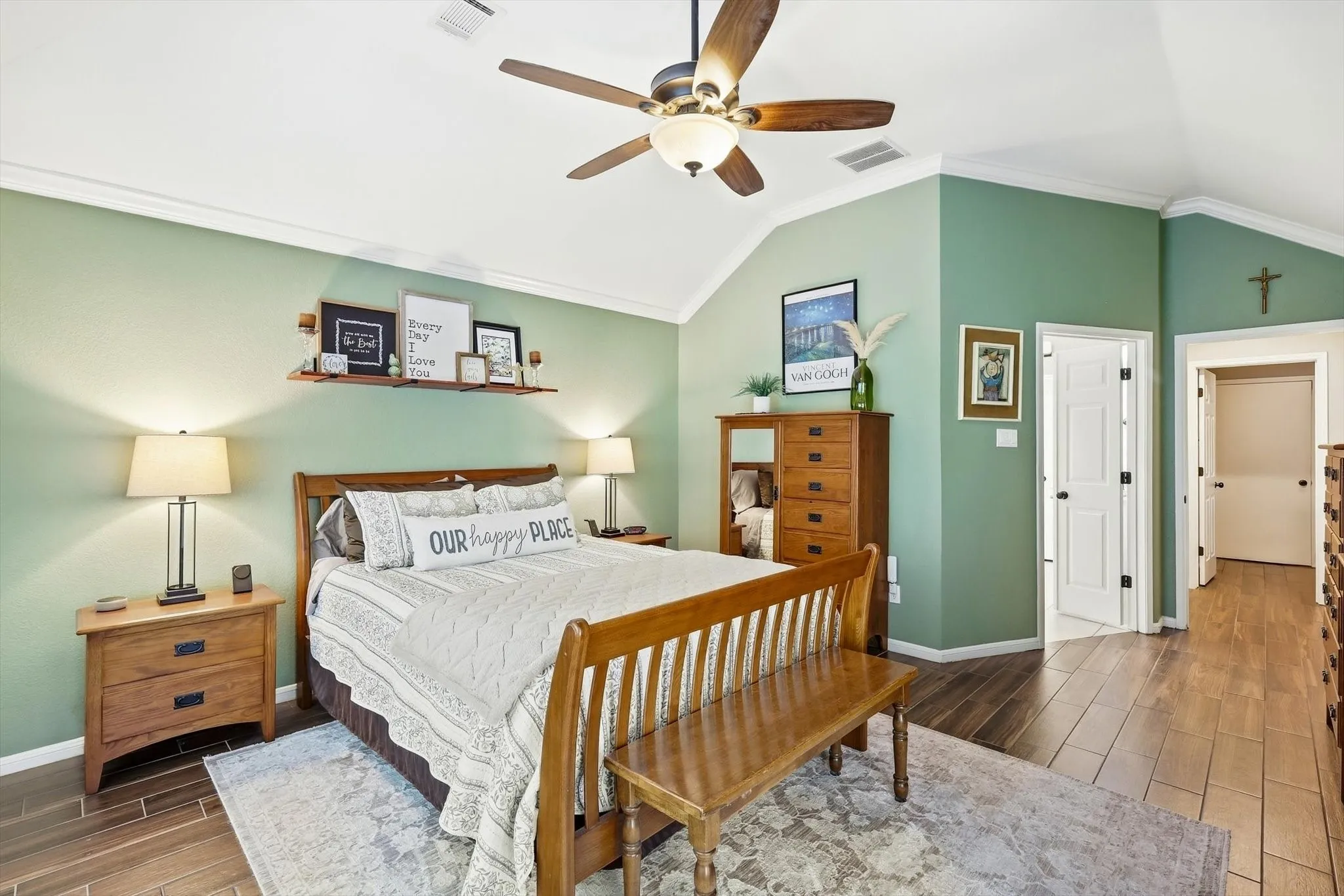 Vaulted ceiling with a ceiling fan, wood-finish flooring, and white crown molding