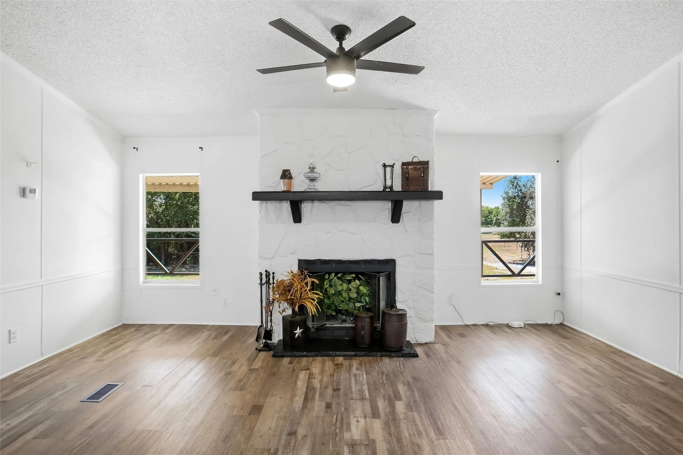 Mobile Home For Sale in Parker County , 276 Wonder Drive, Springtown, Texas 76082, 3 Bedroom, 2 Bathroom, Garage spaces, 1,680 Sqft, built in 1994, mls#21388443, Real Estate Agent in Springtown, Homes For Sale in Parker county, Homes For Sale in Springtown, Realtor in Springtown Texas, Real Estate Brokerage Independent Realty Texas, Luminita Cordes Realtor