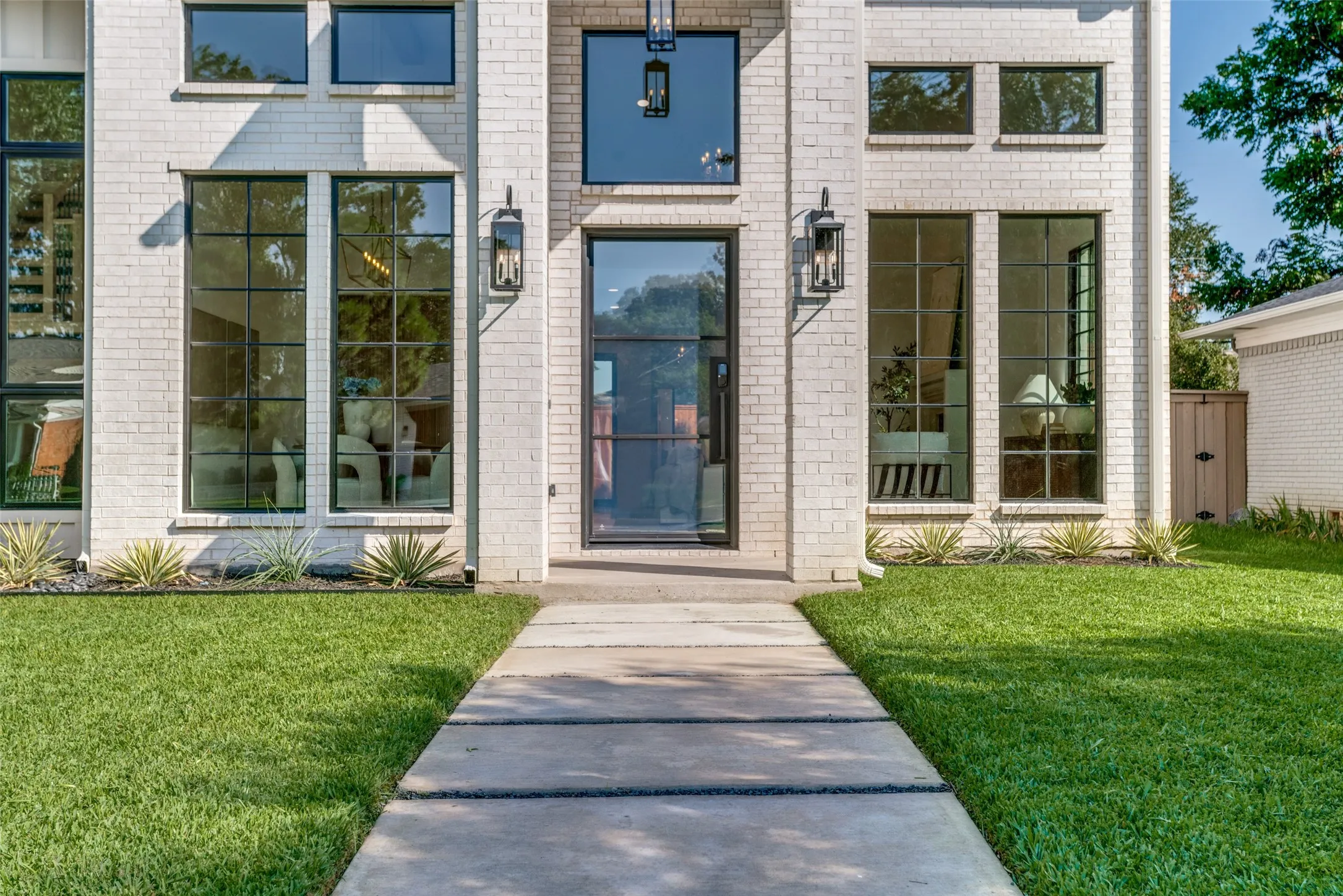 Single Family Residence For Sale in Dallas County , 10641 Larchfield Lane, Dallas, Texas 75238, 5 Bedroom, 5 Bathroom, 2 Garage spaces, 3,612 Sqft, built in 2025, mls#21390430, Real Estate Agent in Dallas, Homes For Sale in Dallas county, Homes For Sale in Dallas, Realtor in Dallas Texas, Real Estate Brokerage Independent Realty Texas, Luminita Cordes Realtor