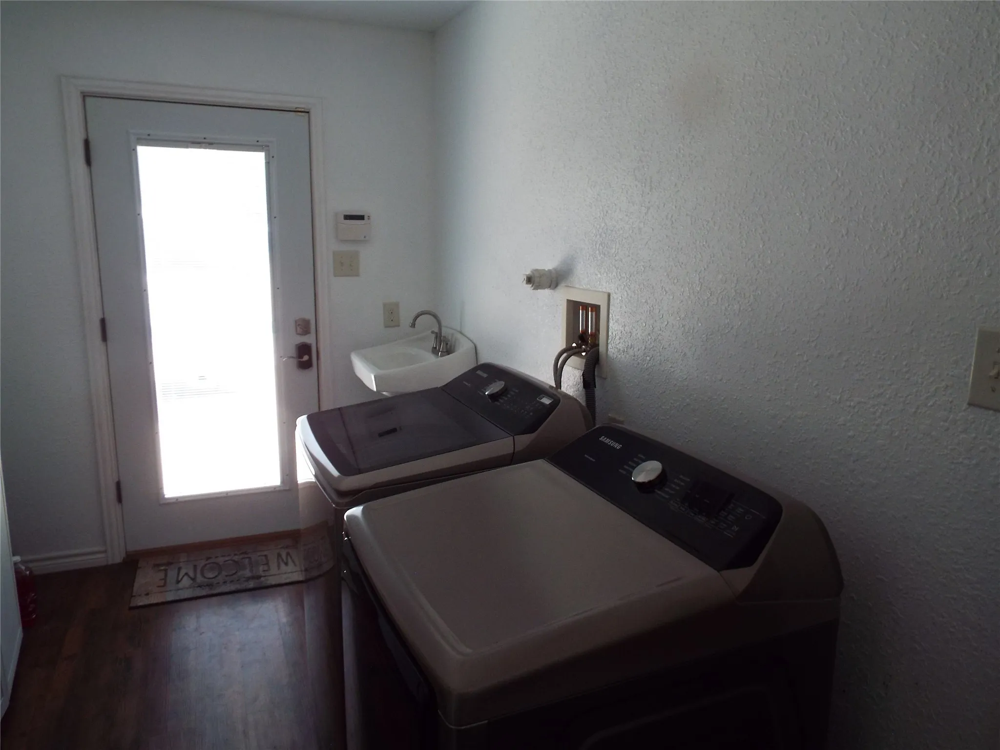 Single Family Residence For Sale in Henderson County , 721 Midway Road, Tool, Texas 75143, 3 Bedroom, 2 Bathroom, 2 Garage spaces, 1,672 Sqft, built in 2011, mls#21390447, Real Estate Agent in Tool, Homes For Sale in Henderson county, Homes For Sale in Tool, Realtor in Tool Texas, Real Estate Brokerage Independent Realty Texas, Luminita Cordes Realtor