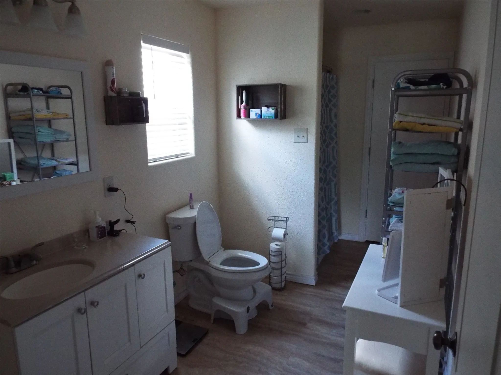 Single Family Residence For Sale in Henderson County , 721 Midway Road, Tool, Texas 75143, 3 Bedroom, 2 Bathroom, 2 Garage spaces, 1,672 Sqft, built in 2011, mls#21390447, Real Estate Agent in Tool, Homes For Sale in Henderson county, Homes For Sale in Tool, Realtor in Tool Texas, Real Estate Brokerage Independent Realty Texas, Luminita Cordes Realtor