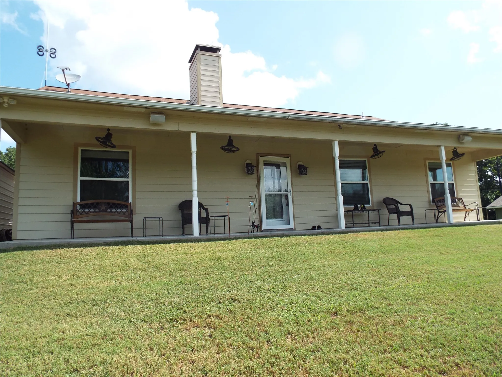 Single Family Residence For Sale in Henderson County , 721 Midway Road, Tool, Texas 75143, 3 Bedroom, 2 Bathroom, 2 Garage spaces, 1,672 Sqft, built in 2011, mls#21390447, Real Estate Agent in Tool, Homes For Sale in Henderson county, Homes For Sale in Tool, Realtor in Tool Texas, Real Estate Brokerage Independent Realty Texas, Luminita Cordes Realtor