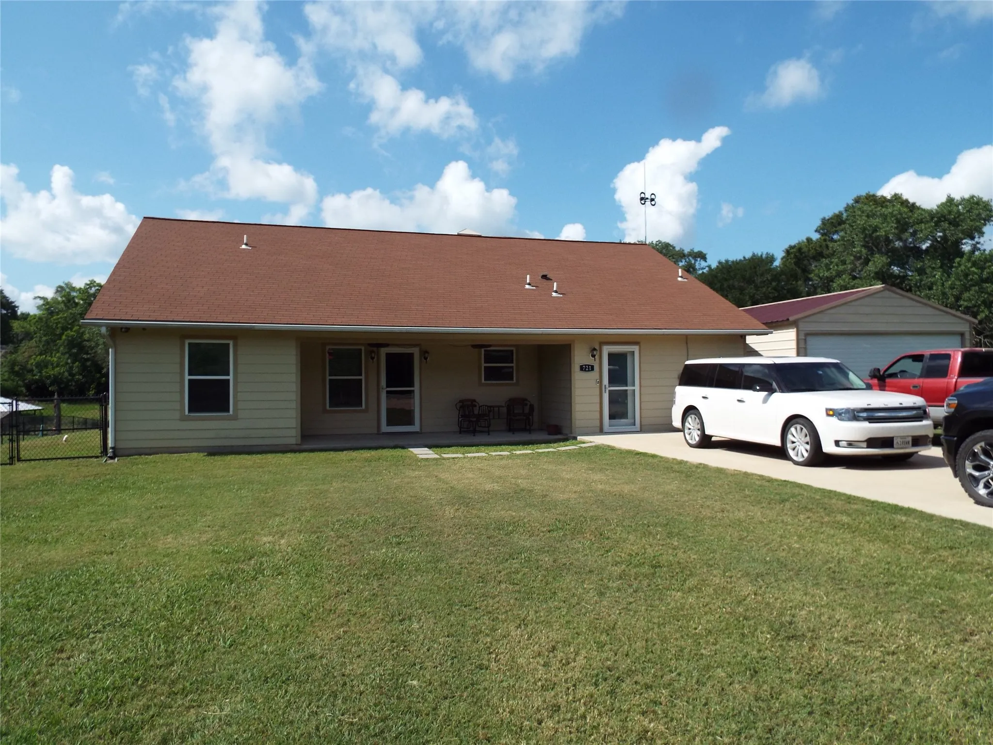 Single Family Residence For Sale in Henderson County , 721 Midway Road, Tool, Texas 75143, 3 Bedroom, 2 Bathroom, 2 Garage spaces, 1,672 Sqft, built in 2011, mls#21390447, Real Estate Agent in Tool, Homes For Sale in Henderson county, Homes For Sale in Tool, Realtor in Tool Texas, Real Estate Brokerage Independent Realty Texas, Luminita Cordes Realtor