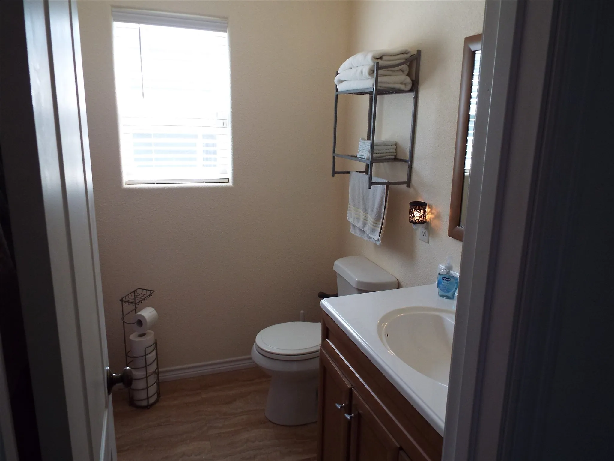 Single Family Residence For Sale in Henderson County , 721 Midway Road, Tool, Texas 75143, 3 Bedroom, 2 Bathroom, 2 Garage spaces, 1,672 Sqft, built in 2011, mls#21390447, Real Estate Agent in Tool, Homes For Sale in Henderson county, Homes For Sale in Tool, Realtor in Tool Texas, Real Estate Brokerage Independent Realty Texas, Luminita Cordes Realtor