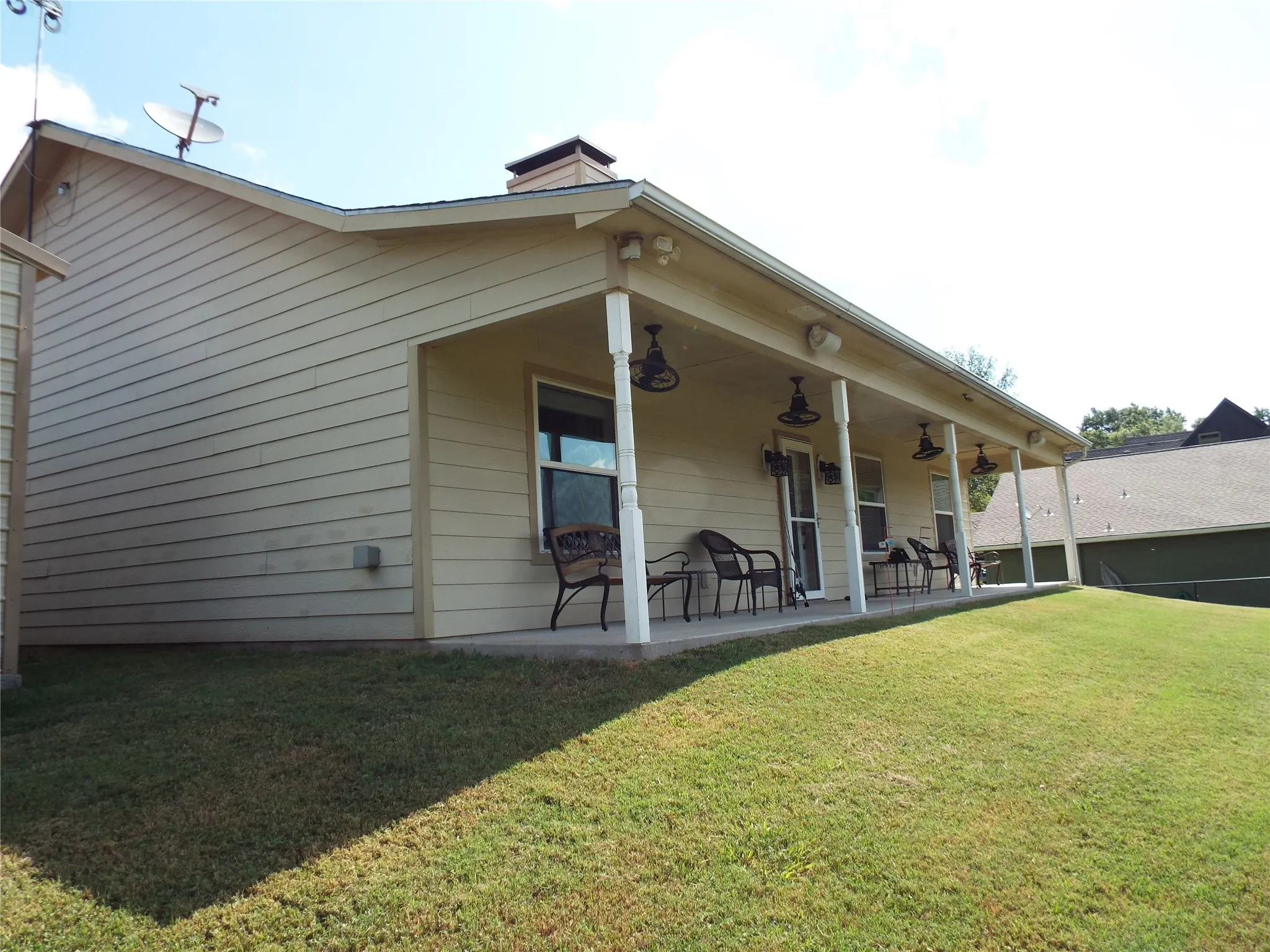 Single Family Residence For Sale in Henderson County , 721 Midway Road, Tool, Texas 75143, 3 Bedroom, 2 Bathroom, 2 Garage spaces, 1,672 Sqft, built in 2011, mls#21390447, Real Estate Agent in Tool, Homes For Sale in Henderson county, Homes For Sale in Tool, Realtor in Tool Texas, Real Estate Brokerage Independent Realty Texas, Luminita Cordes Realtor