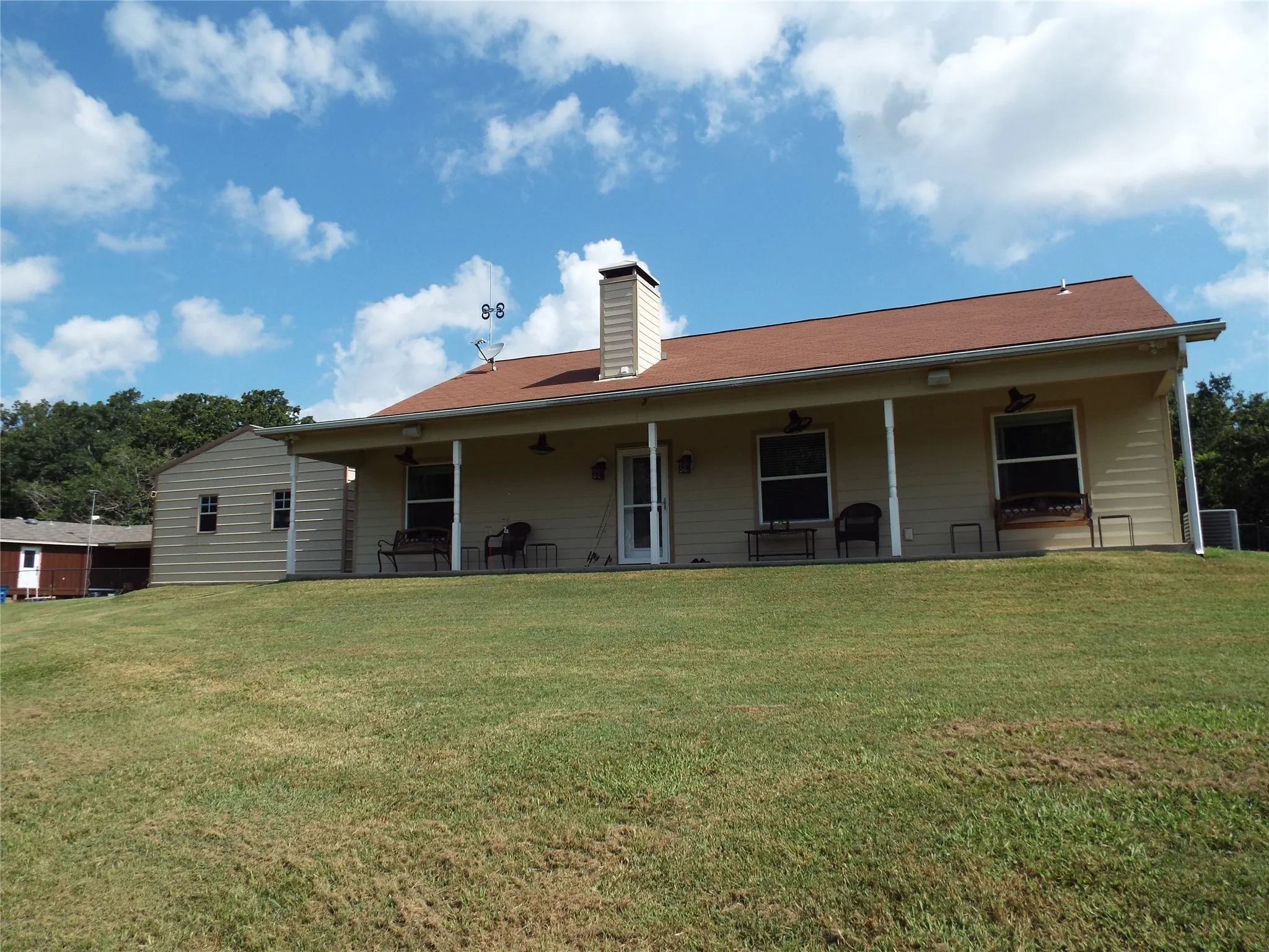 Single Family Residence For Sale in Henderson County , 721 Midway Road, Tool, Texas 75143, 3 Bedroom, 2 Bathroom, 2 Garage spaces, 1,672 Sqft, built in 2011, mls#21390447, Real Estate Agent in Tool, Homes For Sale in Henderson county, Homes For Sale in Tool, Realtor in Tool Texas, Real Estate Brokerage Independent Realty Texas, Luminita Cordes Realtor