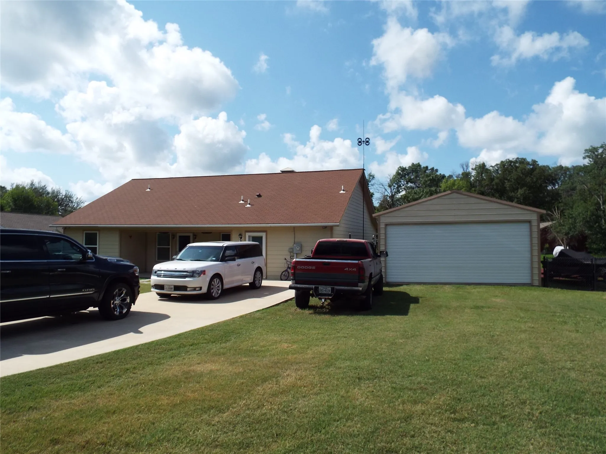 Single Family Residence For Sale in Henderson County , 721 Midway Road, Tool, Texas 75143, 3 Bedroom, 2 Bathroom, 2 Garage spaces, 1,672 Sqft, built in 2011, mls#21390447, Real Estate Agent in Tool, Homes For Sale in Henderson county, Homes For Sale in Tool, Realtor in Tool Texas, Real Estate Brokerage Independent Realty Texas, Luminita Cordes Realtor