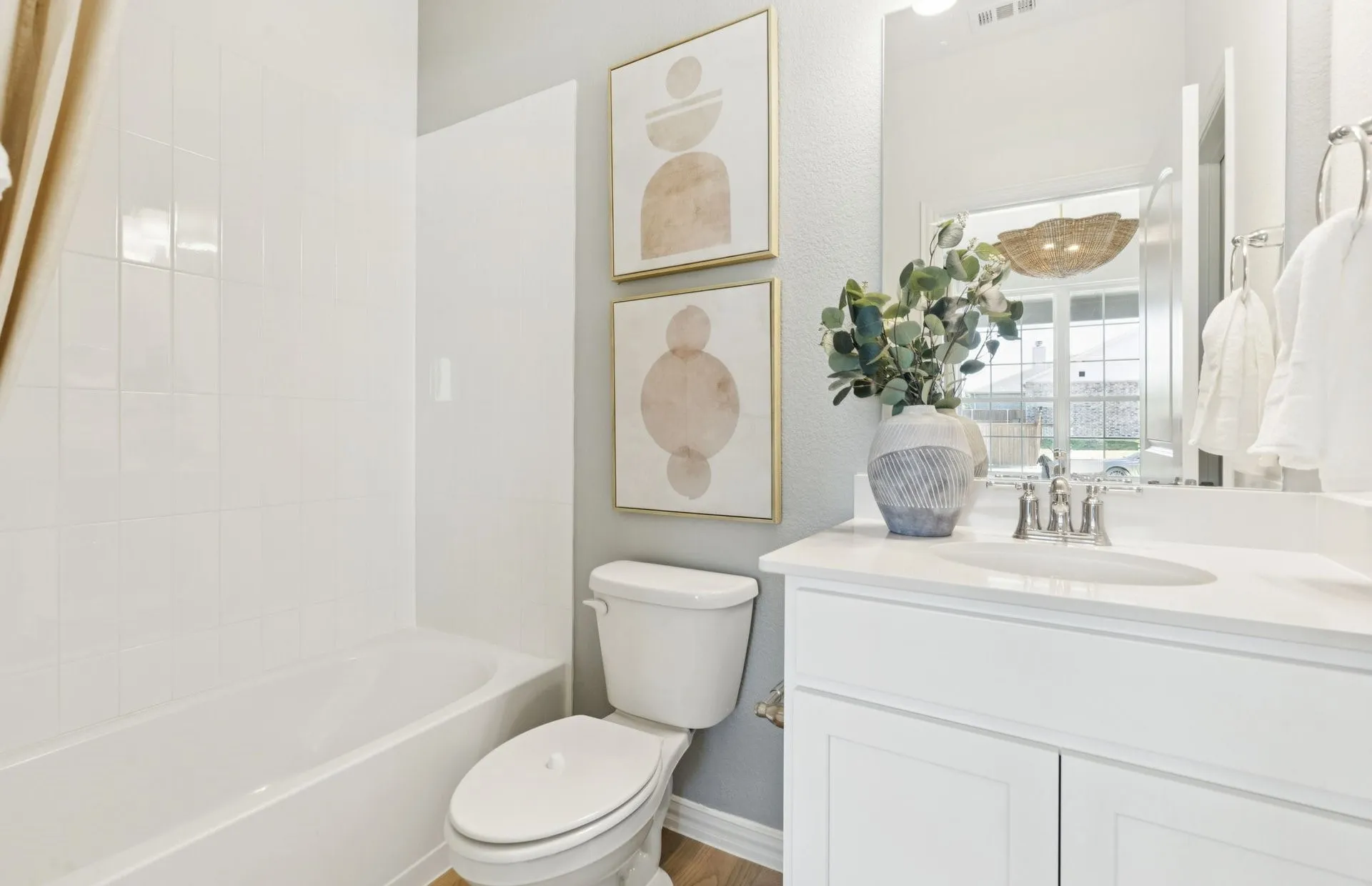 *Model Representation - Spacious secondary bathroom