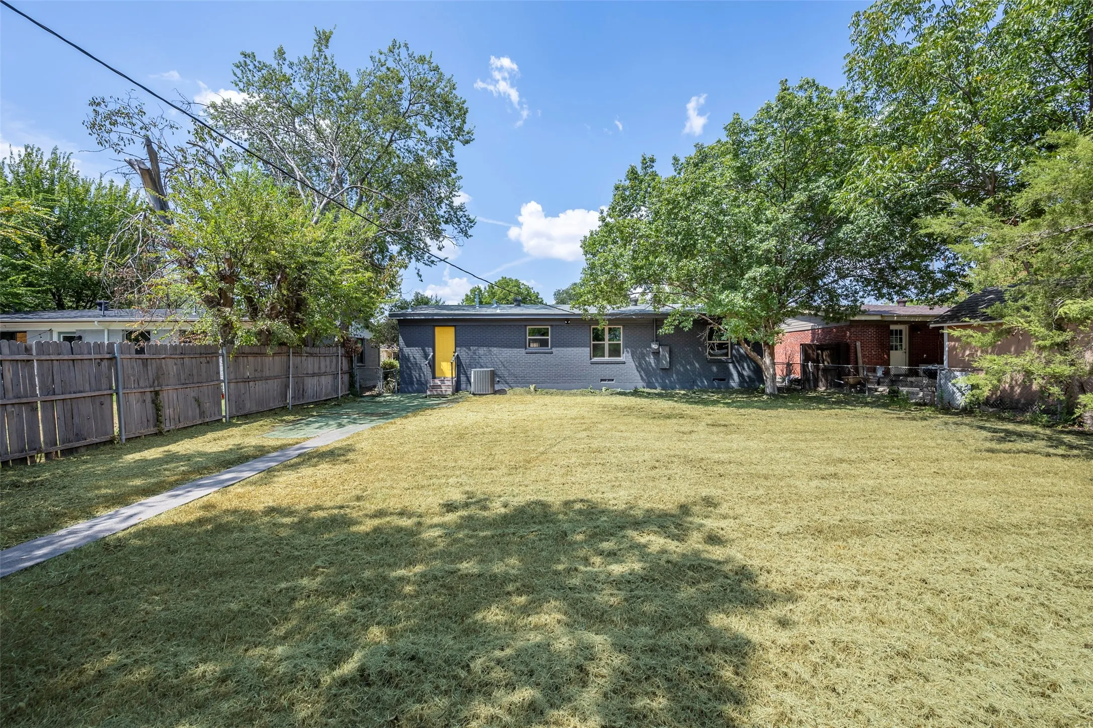 Single Family Residence For Sale in Dallas County , 10864 Ruth Ann Drive, Dallas, Texas 75228, 4 Bedroom, 2 Bathroom, Garage spaces, 1,344 Sqft, built in 1955, mls#21390452, Real Estate Agent in Dallas, Homes For Sale in Dallas county, Homes For Sale in Dallas, Realtor in Dallas Texas, Real Estate Brokerage Independent Realty Texas, Luminita Cordes Realtor