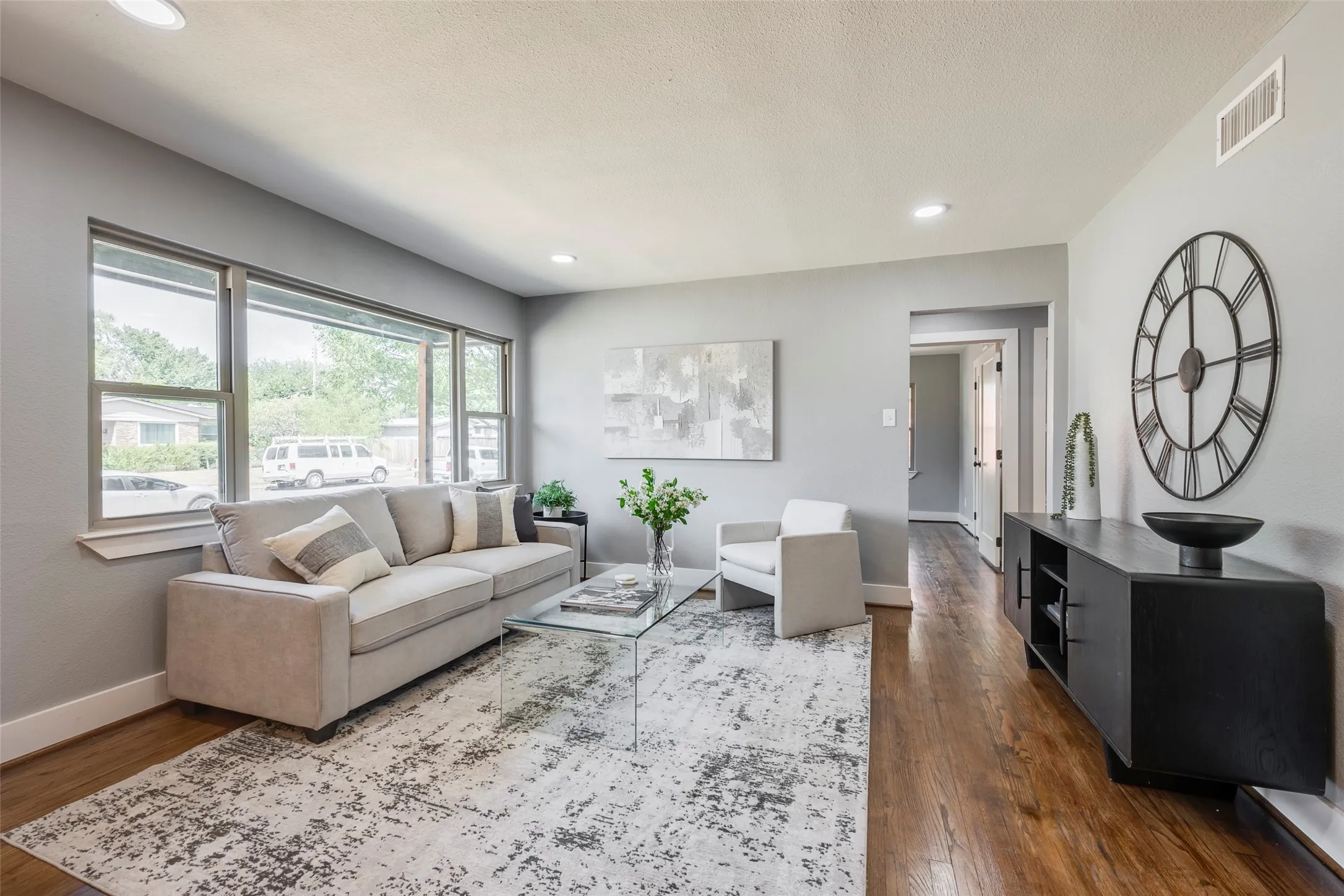 Single Family Residence For Sale in Dallas County , 10864 Ruth Ann Drive, Dallas, Texas 75228, 4 Bedroom, 2 Bathroom, Garage spaces, 1,344 Sqft, built in 1955, mls#21390452, Real Estate Agent in Dallas, Homes For Sale in Dallas county, Homes For Sale in Dallas, Realtor in Dallas Texas, Real Estate Brokerage Independent Realty Texas, Luminita Cordes Realtor