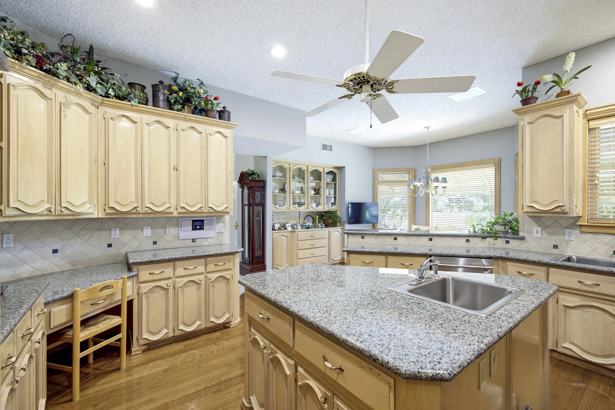 Single Family Residence For Sale in Tarrant County , 6200 Forest Highlands Drive, Fort Worth, Texas 76132, 5 Bedroom, 6 Bathroom, 3 Garage spaces, 5,652 Sqft, built in 1990, mls#21384557, Real Estate Agent in Fort Worth, Homes For Sale in Tarrant county, Homes For Sale in Fort Worth, Realtor in Fort Worth Texas, Real Estate Brokerage Independent Realty Texas, Luminita Cordes Realtor