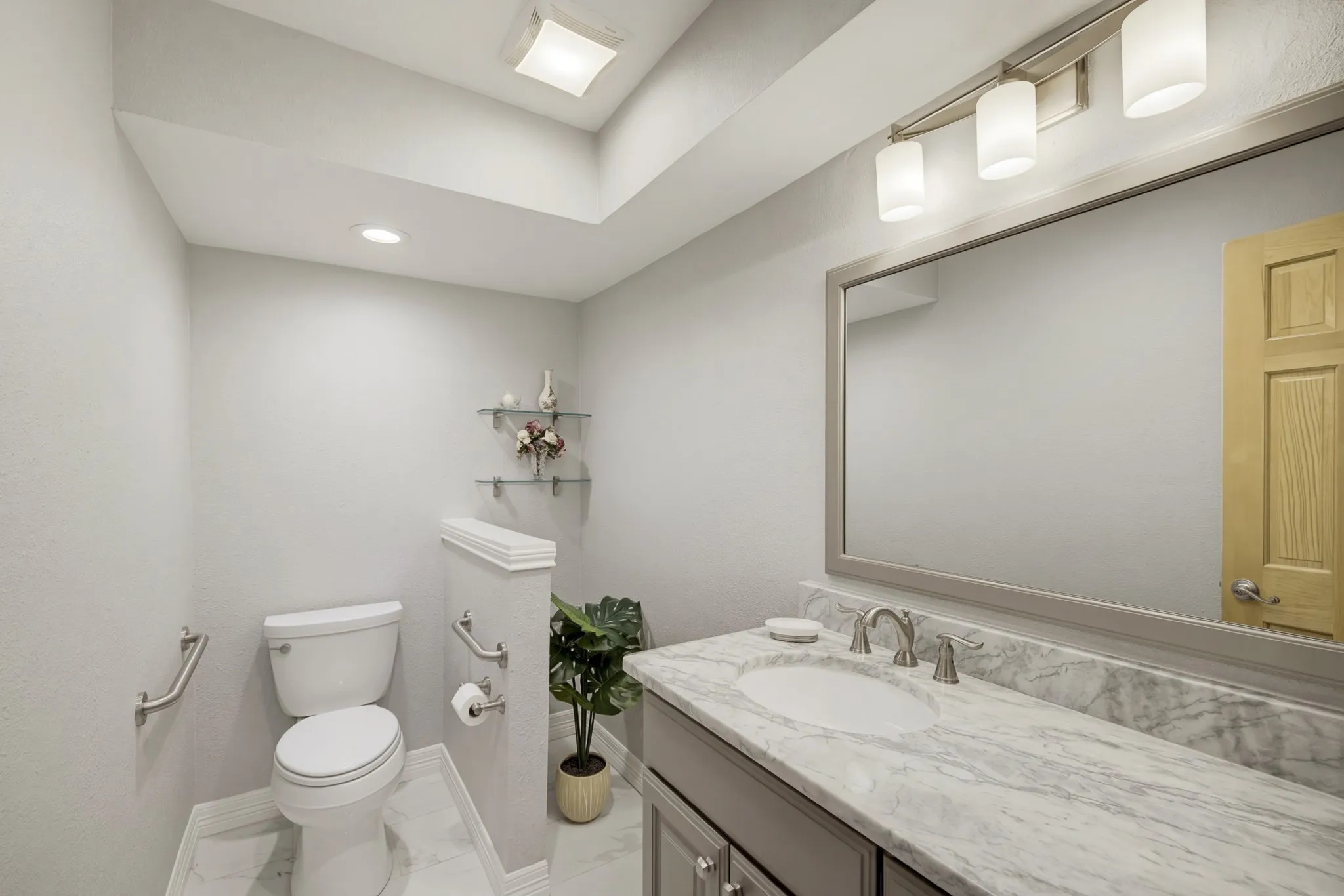 Single Family Residence For Sale in Tarrant County , 6200 Forest Highlands Drive, Fort Worth, Texas 76132, 5 Bedroom, 6 Bathroom, 3 Garage spaces, 5,652 Sqft, built in 1990, mls#21384557, Real Estate Agent in Fort Worth, Homes For Sale in Tarrant county, Homes For Sale in Fort Worth, Realtor in Fort Worth Texas, Real Estate Brokerage Independent Realty Texas, Luminita Cordes Realtor