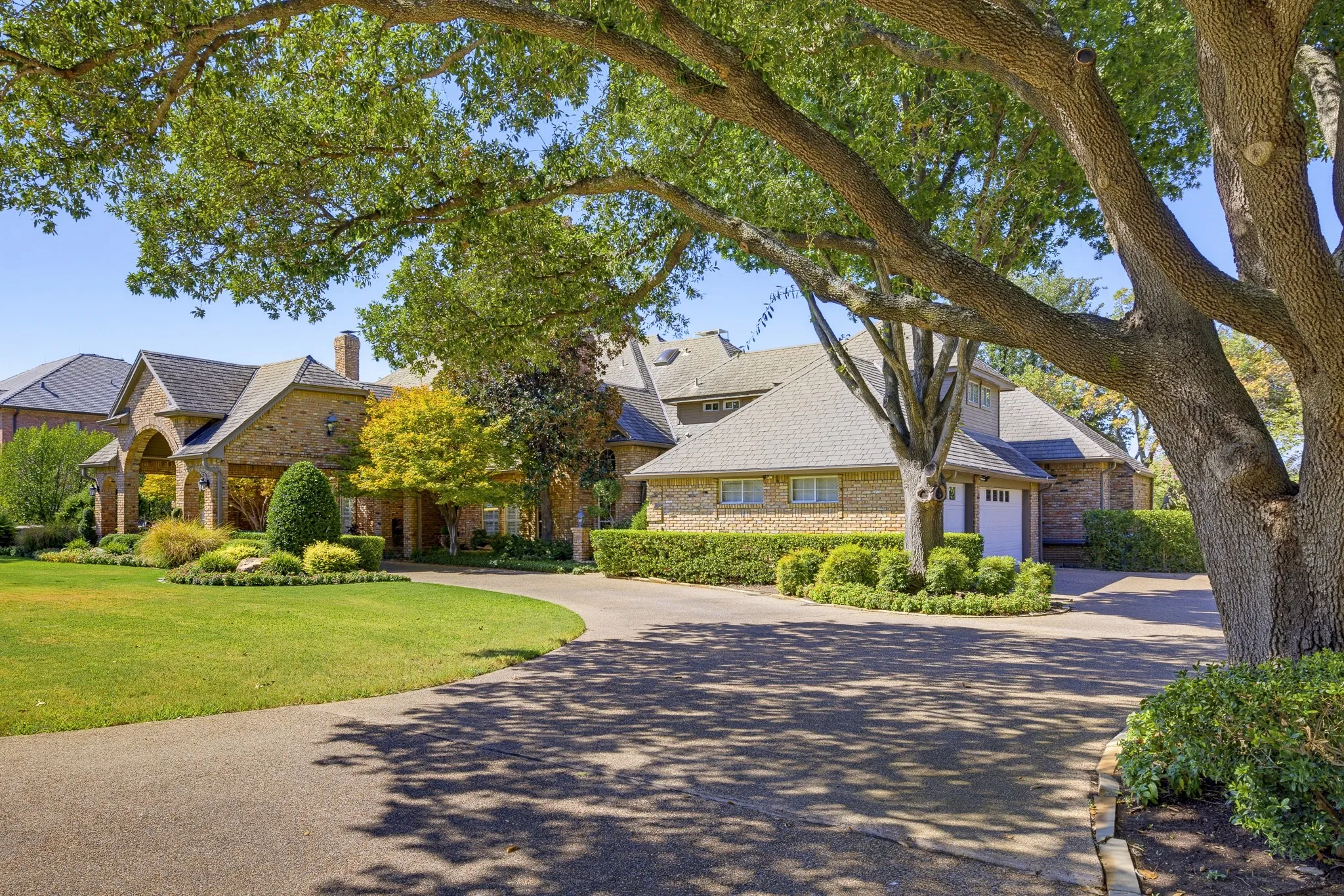 Single Family Residence For Sale in Tarrant County , 6200 Forest Highlands Drive, Fort Worth, Texas 76132, 5 Bedroom, 6 Bathroom, 3 Garage spaces, 5,652 Sqft, built in 1990, mls#21384557, Real Estate Agent in Fort Worth, Homes For Sale in Tarrant county, Homes For Sale in Fort Worth, Realtor in Fort Worth Texas, Real Estate Brokerage Independent Realty Texas, Luminita Cordes Realtor