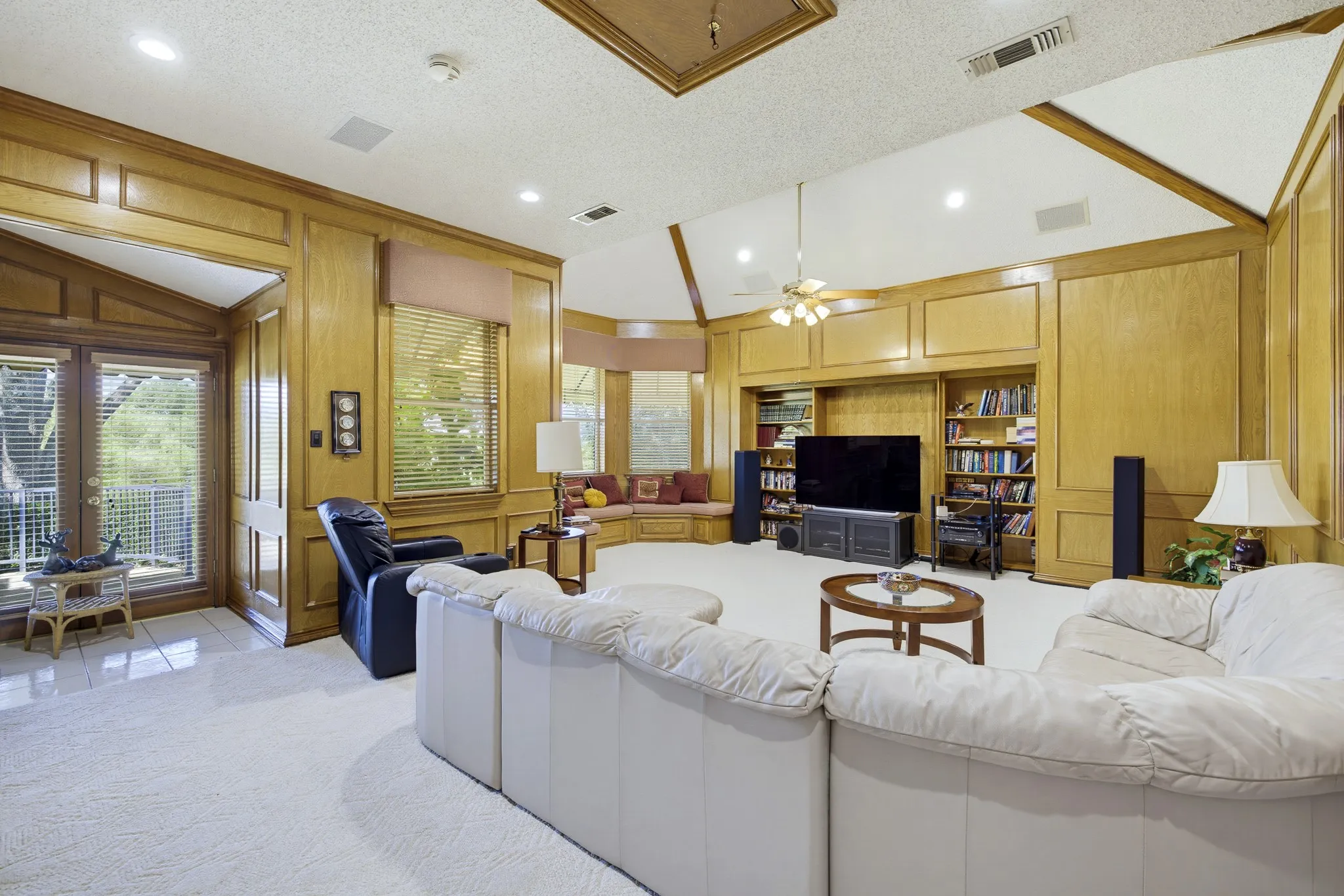 Single Family Residence For Sale in Tarrant County , 6200 Forest Highlands Drive, Fort Worth, Texas 76132, 5 Bedroom, 6 Bathroom, 3 Garage spaces, 5,652 Sqft, built in 1990, mls#21384557, Real Estate Agent in Fort Worth, Homes For Sale in Tarrant county, Homes For Sale in Fort Worth, Realtor in Fort Worth Texas, Real Estate Brokerage Independent Realty Texas, Luminita Cordes Realtor