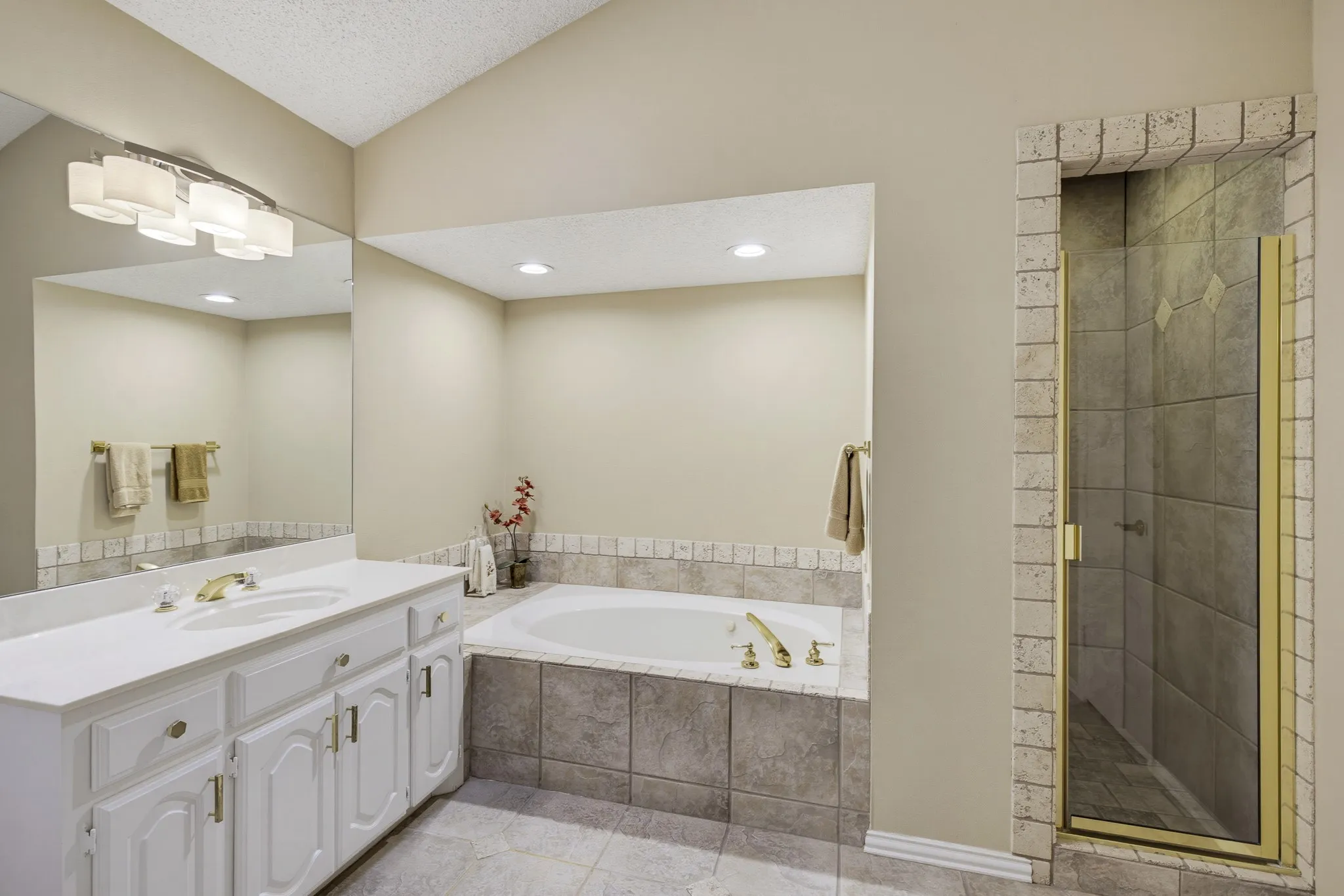 Single Family Residence For Sale in Tarrant County , 6200 Forest Highlands Drive, Fort Worth, Texas 76132, 5 Bedroom, 6 Bathroom, 3 Garage spaces, 5,652 Sqft, built in 1990, mls#21384557, Real Estate Agent in Fort Worth, Homes For Sale in Tarrant county, Homes For Sale in Fort Worth, Realtor in Fort Worth Texas, Real Estate Brokerage Independent Realty Texas, Luminita Cordes Realtor
