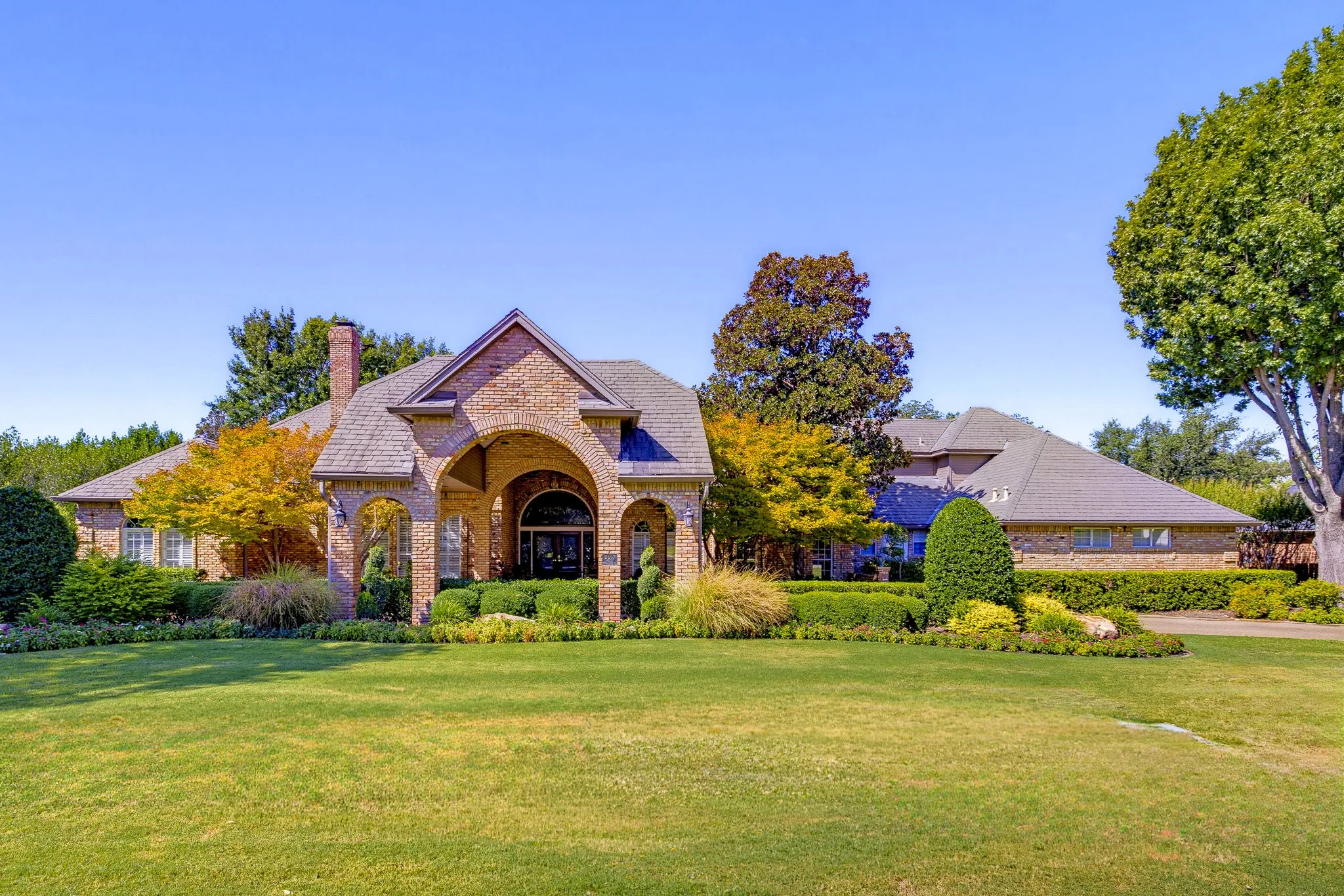 Single Family Residence For Sale in Tarrant County , 6200 Forest Highlands Drive, Fort Worth, Texas 76132, 5 Bedroom, 6 Bathroom, 3 Garage spaces, 5,652 Sqft, built in 1990, mls#21384557, Real Estate Agent in Fort Worth, Homes For Sale in Tarrant county, Homes For Sale in Fort Worth, Realtor in Fort Worth Texas, Real Estate Brokerage Independent Realty Texas, Luminita Cordes Realtor