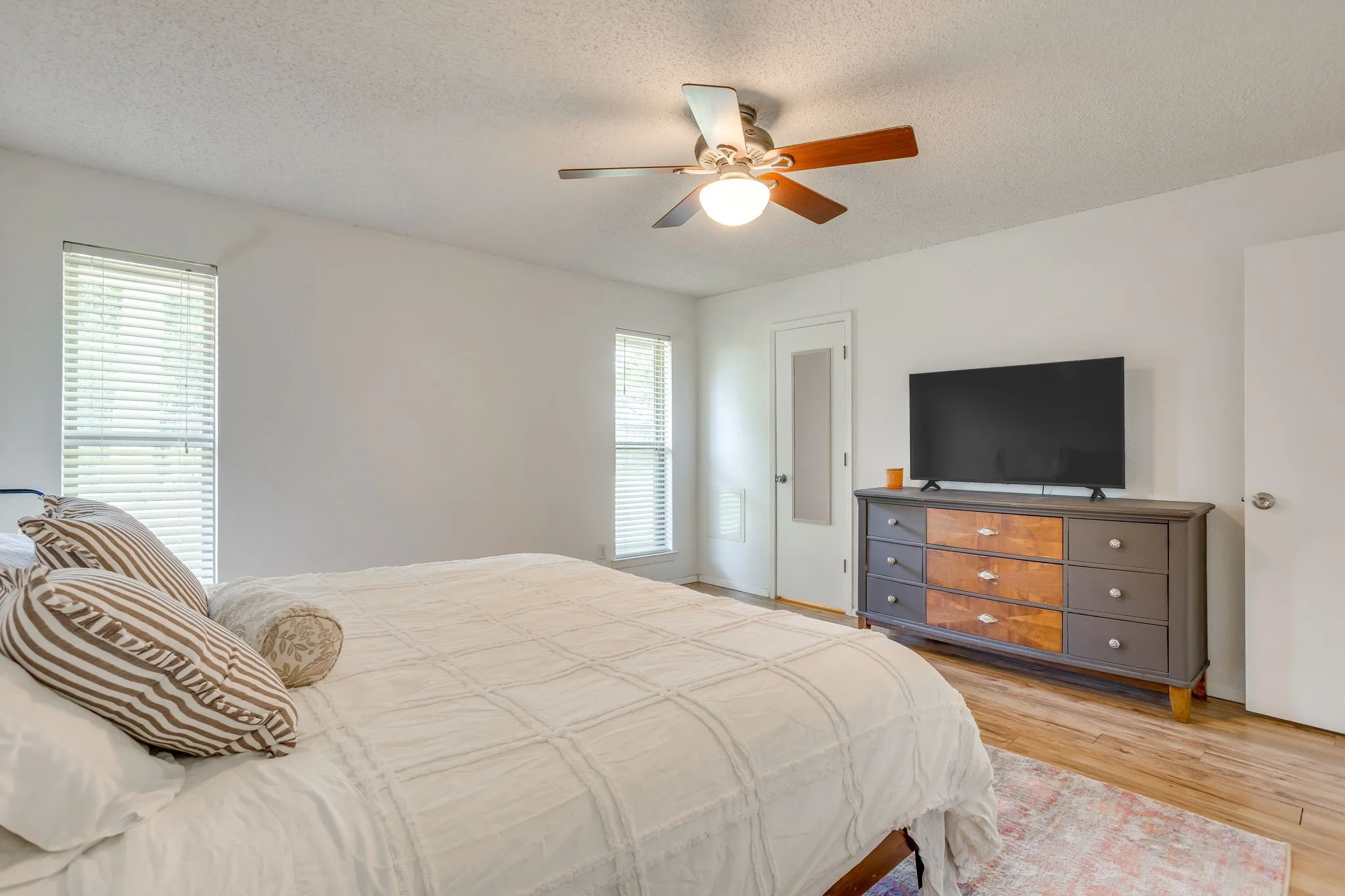 Single Family Residence For Sale in Tarrant County , 1005 Westminster Lane, Mansfield, Texas 76063, 3 Bedroom, 2 Bathroom, 2 Garage spaces, 1,525 Sqft, built in 1979, mls#21388420, Real Estate Agent in Mansfield, Homes For Sale in Tarrant county, Homes For Sale in Mansfield, Realtor in Mansfield Texas, Real Estate Brokerage Independent Realty Texas, Luminita Cordes Realtor