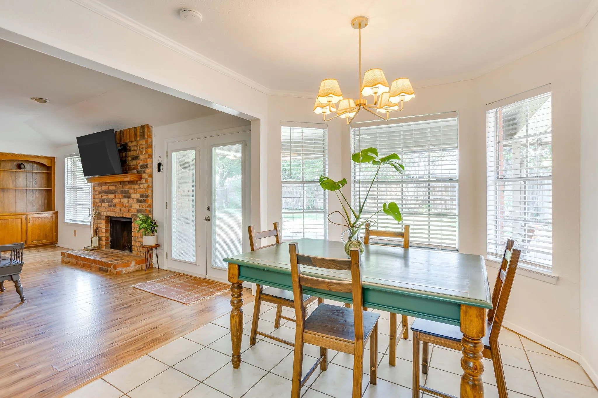Single Family Residence For Sale in Tarrant County , 1005 Westminster Lane, Mansfield, Texas 76063, 3 Bedroom, 2 Bathroom, 2 Garage spaces, 1,525 Sqft, built in 1979, mls#21388420, Real Estate Agent in Mansfield, Homes For Sale in Tarrant county, Homes For Sale in Mansfield, Realtor in Mansfield Texas, Real Estate Brokerage Independent Realty Texas, Luminita Cordes Realtor