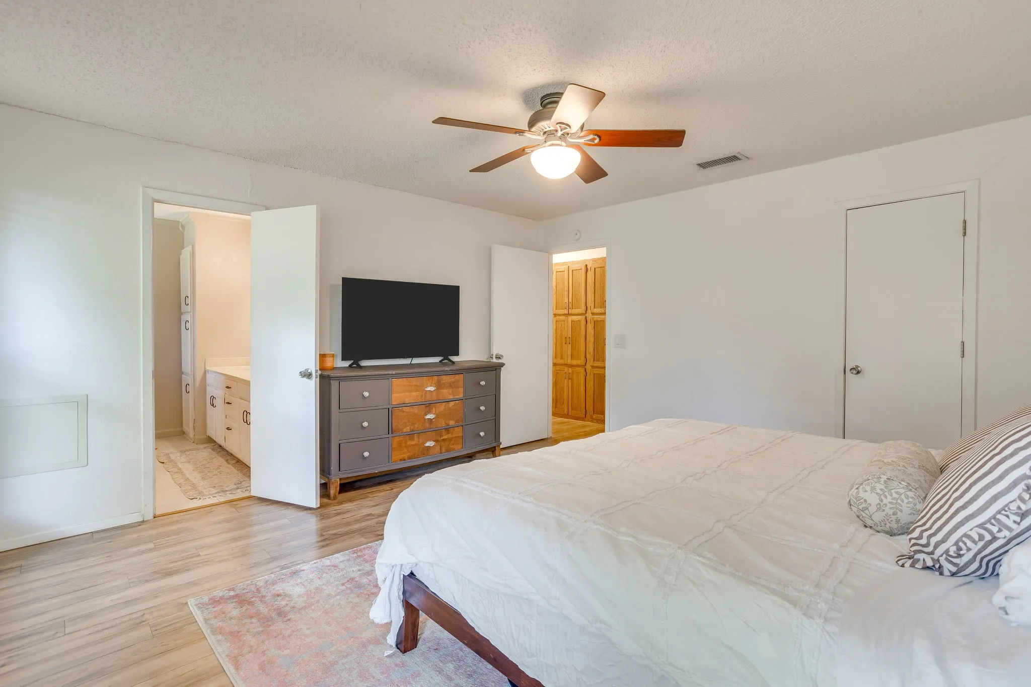 Single Family Residence For Sale in Tarrant County , 1005 Westminster Lane, Mansfield, Texas 76063, 3 Bedroom, 2 Bathroom, 2 Garage spaces, 1,525 Sqft, built in 1979, mls#21388420, Real Estate Agent in Mansfield, Homes For Sale in Tarrant county, Homes For Sale in Mansfield, Realtor in Mansfield Texas, Real Estate Brokerage Independent Realty Texas, Luminita Cordes Realtor