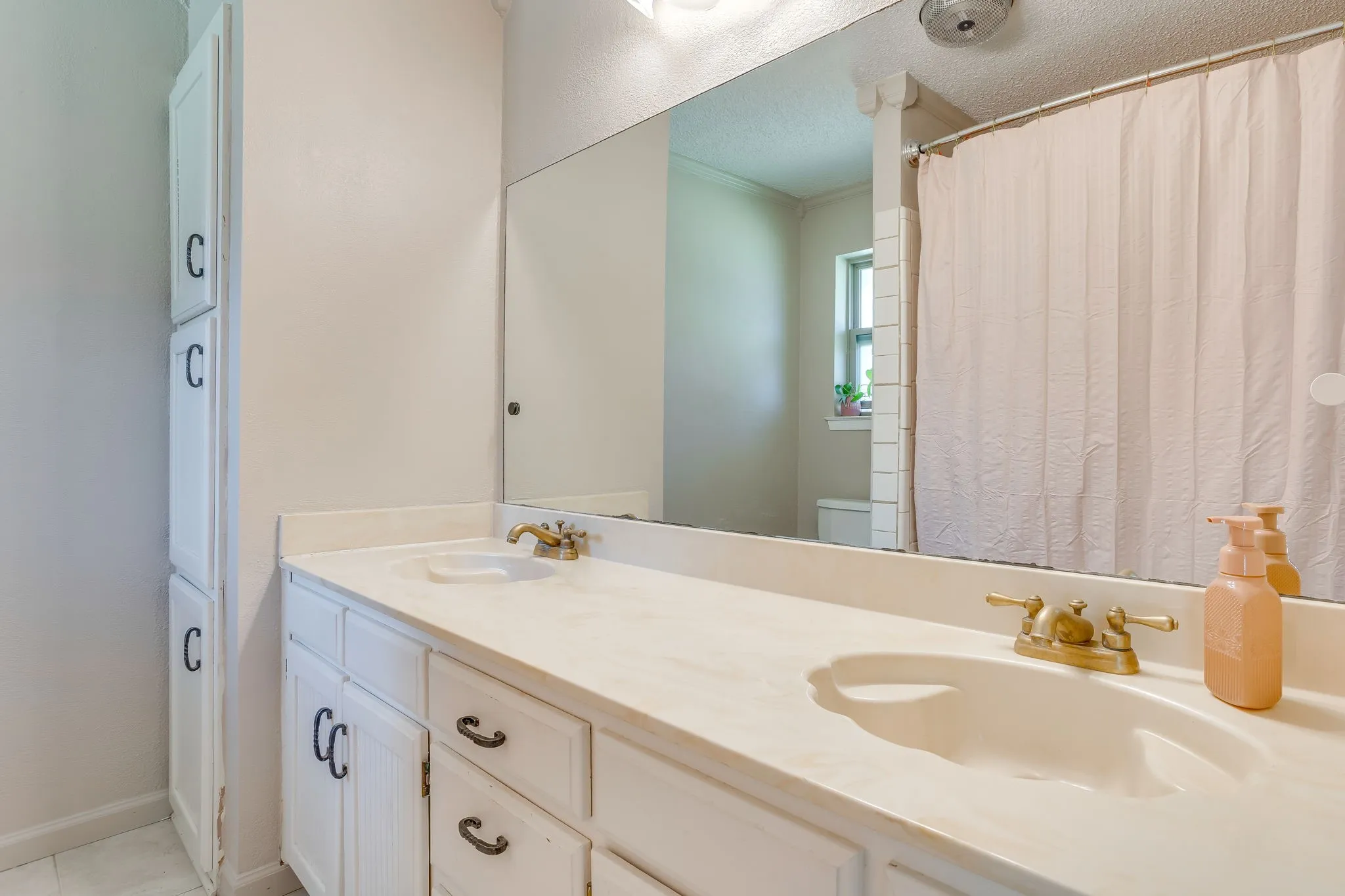 Single Family Residence For Sale in Tarrant County , 1005 Westminster Lane, Mansfield, Texas 76063, 3 Bedroom, 2 Bathroom, 2 Garage spaces, 1,525 Sqft, built in 1979, mls#21388420, Real Estate Agent in Mansfield, Homes For Sale in Tarrant county, Homes For Sale in Mansfield, Realtor in Mansfield Texas, Real Estate Brokerage Independent Realty Texas, Luminita Cordes Realtor