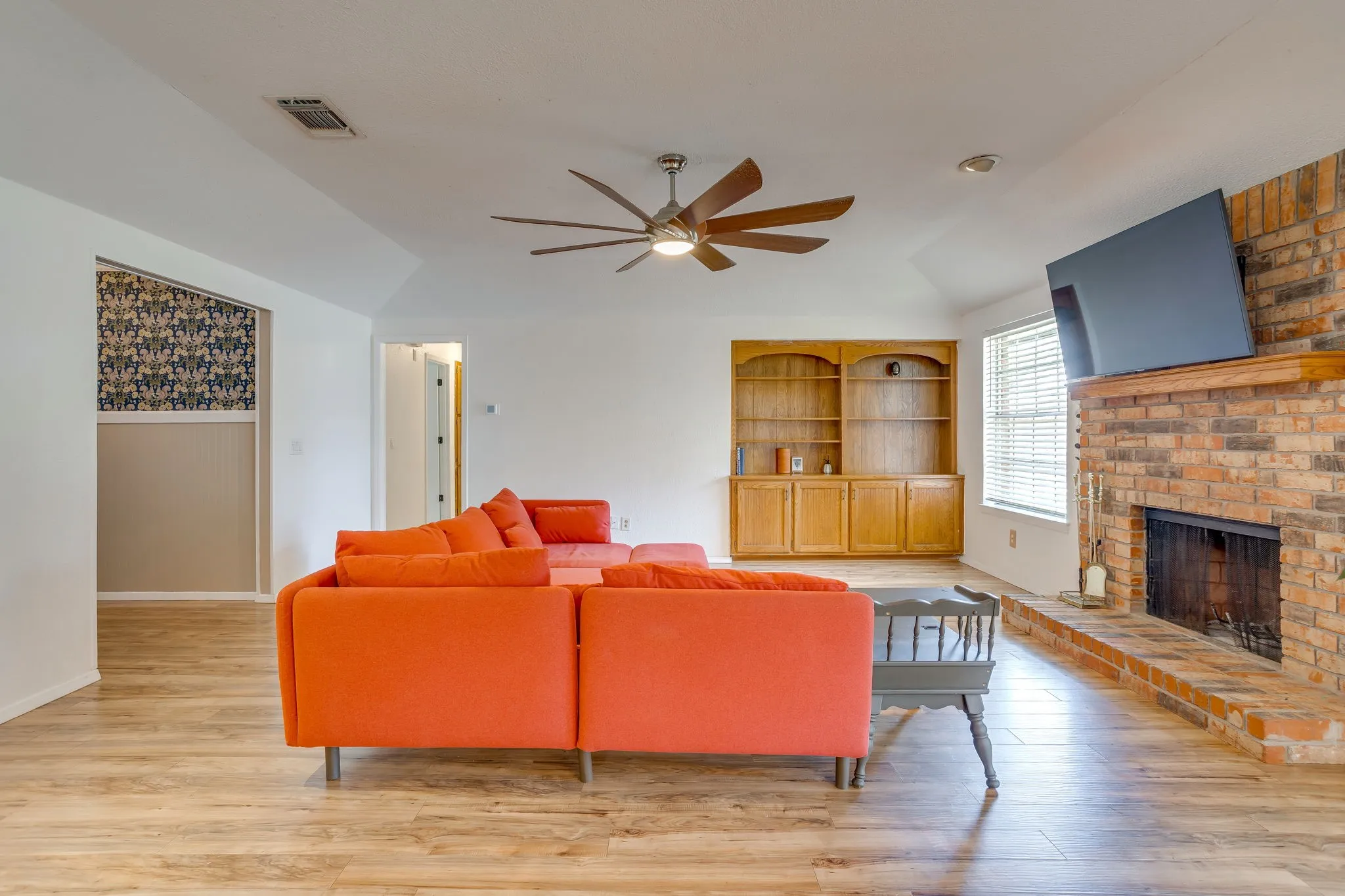 Single Family Residence For Sale in Tarrant County , 1005 Westminster Lane, Mansfield, Texas 76063, 3 Bedroom, 2 Bathroom, 2 Garage spaces, 1,525 Sqft, built in 1979, mls#21388420, Real Estate Agent in Mansfield, Homes For Sale in Tarrant county, Homes For Sale in Mansfield, Realtor in Mansfield Texas, Real Estate Brokerage Independent Realty Texas, Luminita Cordes Realtor