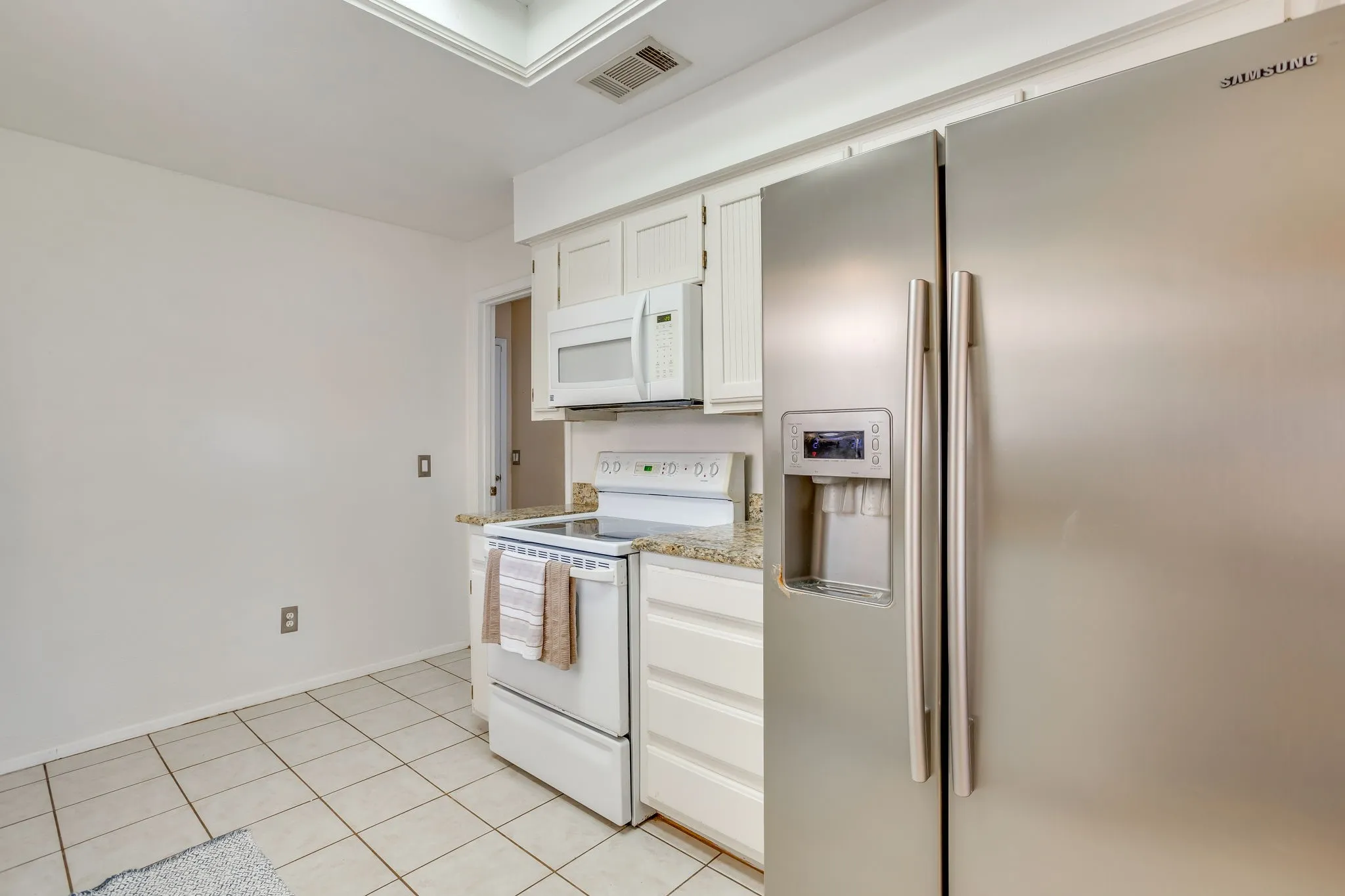 Single Family Residence For Sale in Tarrant County , 1005 Westminster Lane, Mansfield, Texas 76063, 3 Bedroom, 2 Bathroom, 2 Garage spaces, 1,525 Sqft, built in 1979, mls#21388420, Real Estate Agent in Mansfield, Homes For Sale in Tarrant county, Homes For Sale in Mansfield, Realtor in Mansfield Texas, Real Estate Brokerage Independent Realty Texas, Luminita Cordes Realtor