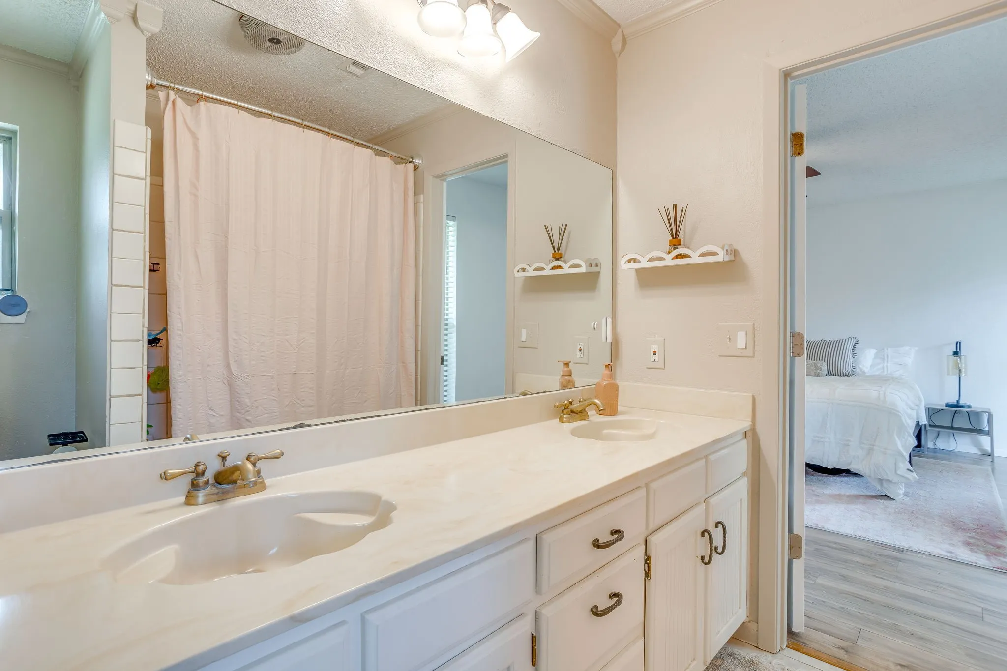 Single Family Residence For Sale in Tarrant County , 1005 Westminster Lane, Mansfield, Texas 76063, 3 Bedroom, 2 Bathroom, 2 Garage spaces, 1,525 Sqft, built in 1979, mls#21388420, Real Estate Agent in Mansfield, Homes For Sale in Tarrant county, Homes For Sale in Mansfield, Realtor in Mansfield Texas, Real Estate Brokerage Independent Realty Texas, Luminita Cordes Realtor