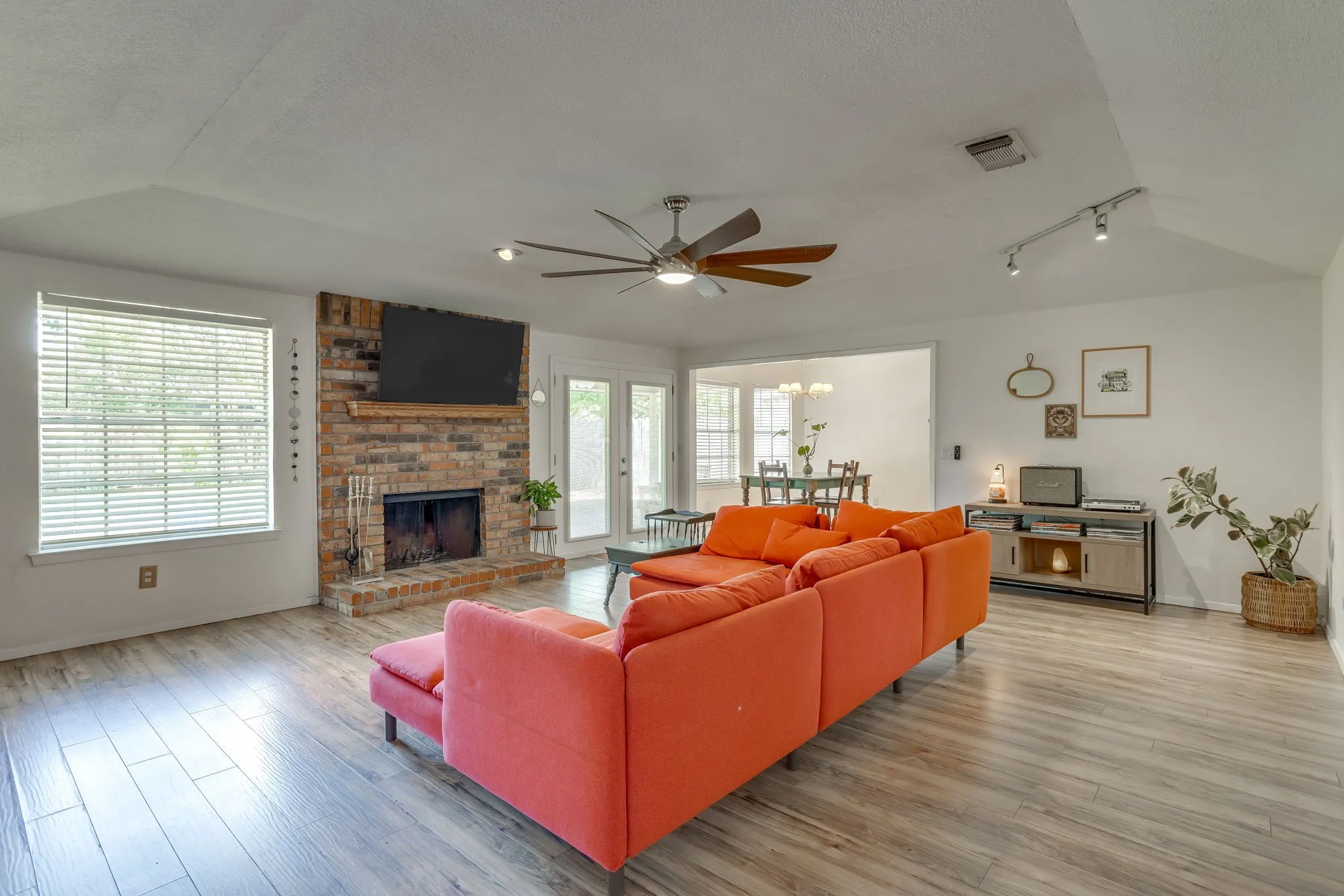 Single Family Residence For Sale in Tarrant County , 1005 Westminster Lane, Mansfield, Texas 76063, 3 Bedroom, 2 Bathroom, 2 Garage spaces, 1,525 Sqft, built in 1979, mls#21388420, Real Estate Agent in Mansfield, Homes For Sale in Tarrant county, Homes For Sale in Mansfield, Realtor in Mansfield Texas, Real Estate Brokerage Independent Realty Texas, Luminita Cordes Realtor