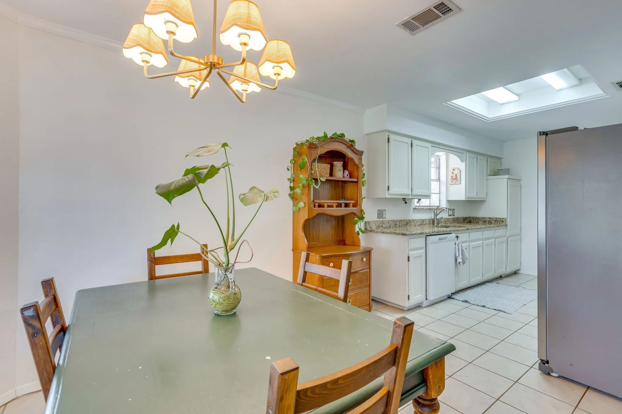 Single Family Residence For Sale in Tarrant County , 1005 Westminster Lane, Mansfield, Texas 76063, 3 Bedroom, 2 Bathroom, 2 Garage spaces, 1,525 Sqft, built in 1979, mls#21388420, Real Estate Agent in Mansfield, Homes For Sale in Tarrant county, Homes For Sale in Mansfield, Realtor in Mansfield Texas, Real Estate Brokerage Independent Realty Texas, Luminita Cordes Realtor
