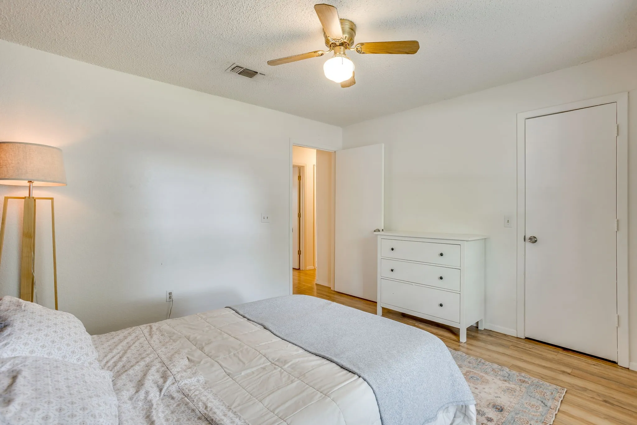 Single Family Residence For Sale in Tarrant County , 1005 Westminster Lane, Mansfield, Texas 76063, 3 Bedroom, 2 Bathroom, 2 Garage spaces, 1,525 Sqft, built in 1979, mls#21388420, Real Estate Agent in Mansfield, Homes For Sale in Tarrant county, Homes For Sale in Mansfield, Realtor in Mansfield Texas, Real Estate Brokerage Independent Realty Texas, Luminita Cordes Realtor