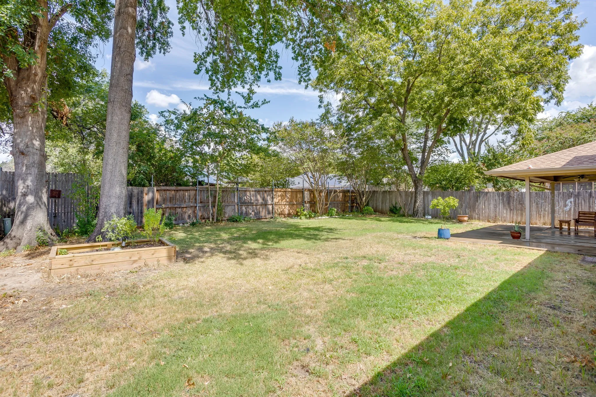 Single Family Residence For Sale in Tarrant County , 1005 Westminster Lane, Mansfield, Texas 76063, 3 Bedroom, 2 Bathroom, 2 Garage spaces, 1,525 Sqft, built in 1979, mls#21388420, Real Estate Agent in Mansfield, Homes For Sale in Tarrant county, Homes For Sale in Mansfield, Realtor in Mansfield Texas, Real Estate Brokerage Independent Realty Texas, Luminita Cordes Realtor