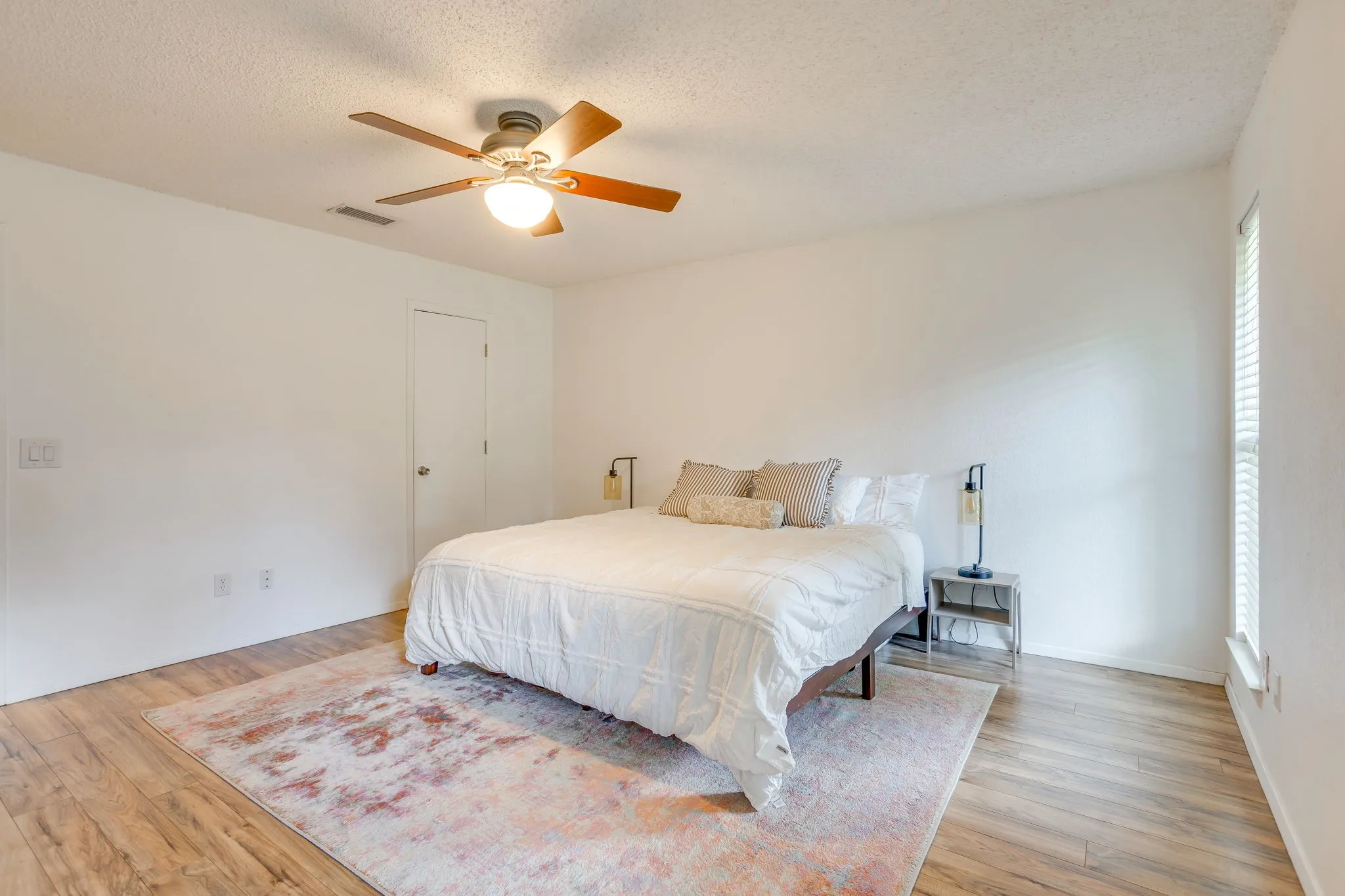 Single Family Residence For Sale in Tarrant County , 1005 Westminster Lane, Mansfield, Texas 76063, 3 Bedroom, 2 Bathroom, 2 Garage spaces, 1,525 Sqft, built in 1979, mls#21388420, Real Estate Agent in Mansfield, Homes For Sale in Tarrant county, Homes For Sale in Mansfield, Realtor in Mansfield Texas, Real Estate Brokerage Independent Realty Texas, Luminita Cordes Realtor