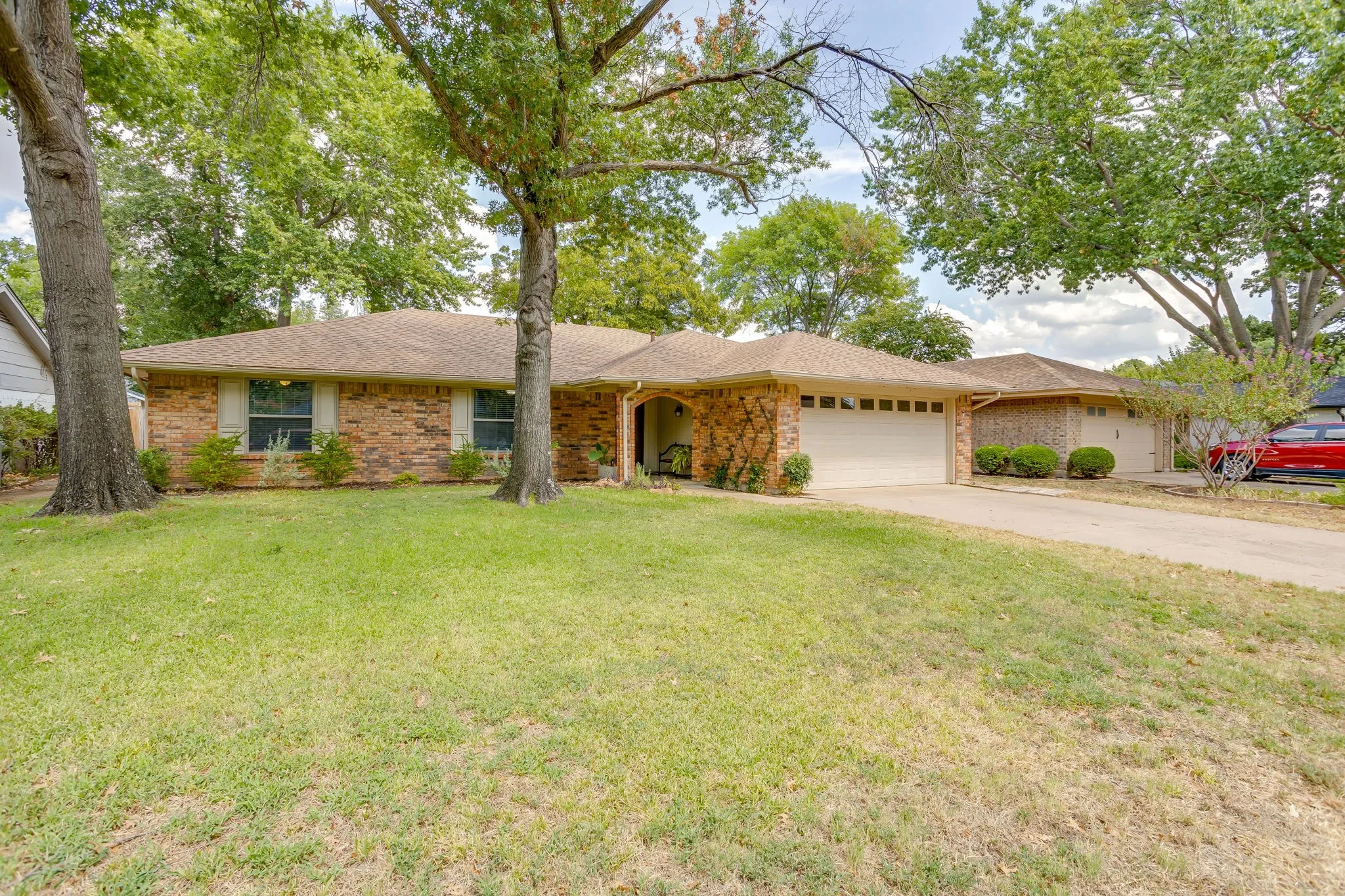 Single Family Residence For Sale in Tarrant County , 1005 Westminster Lane, Mansfield, Texas 76063, 3 Bedroom, 2 Bathroom, 2 Garage spaces, 1,525 Sqft, built in 1979, mls#21388420, Real Estate Agent in Mansfield, Homes For Sale in Tarrant county, Homes For Sale in Mansfield, Realtor in Mansfield Texas, Real Estate Brokerage Independent Realty Texas, Luminita Cordes Realtor