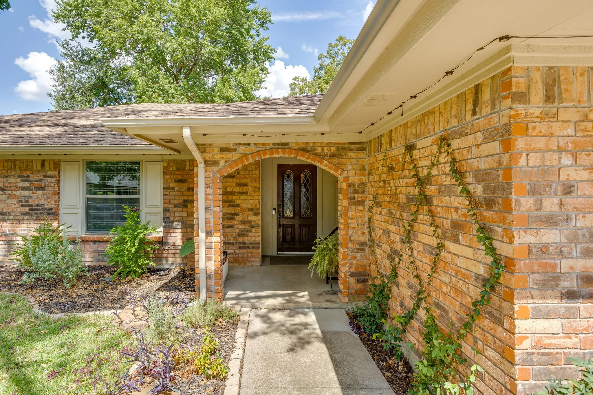 Single Family Residence For Sale in Tarrant County , 1005 Westminster Lane, Mansfield, Texas 76063, 3 Bedroom, 2 Bathroom, 2 Garage spaces, 1,525 Sqft, built in 1979, mls#21388420, Real Estate Agent in Mansfield, Homes For Sale in Tarrant county, Homes For Sale in Mansfield, Realtor in Mansfield Texas, Real Estate Brokerage Independent Realty Texas, Luminita Cordes Realtor
