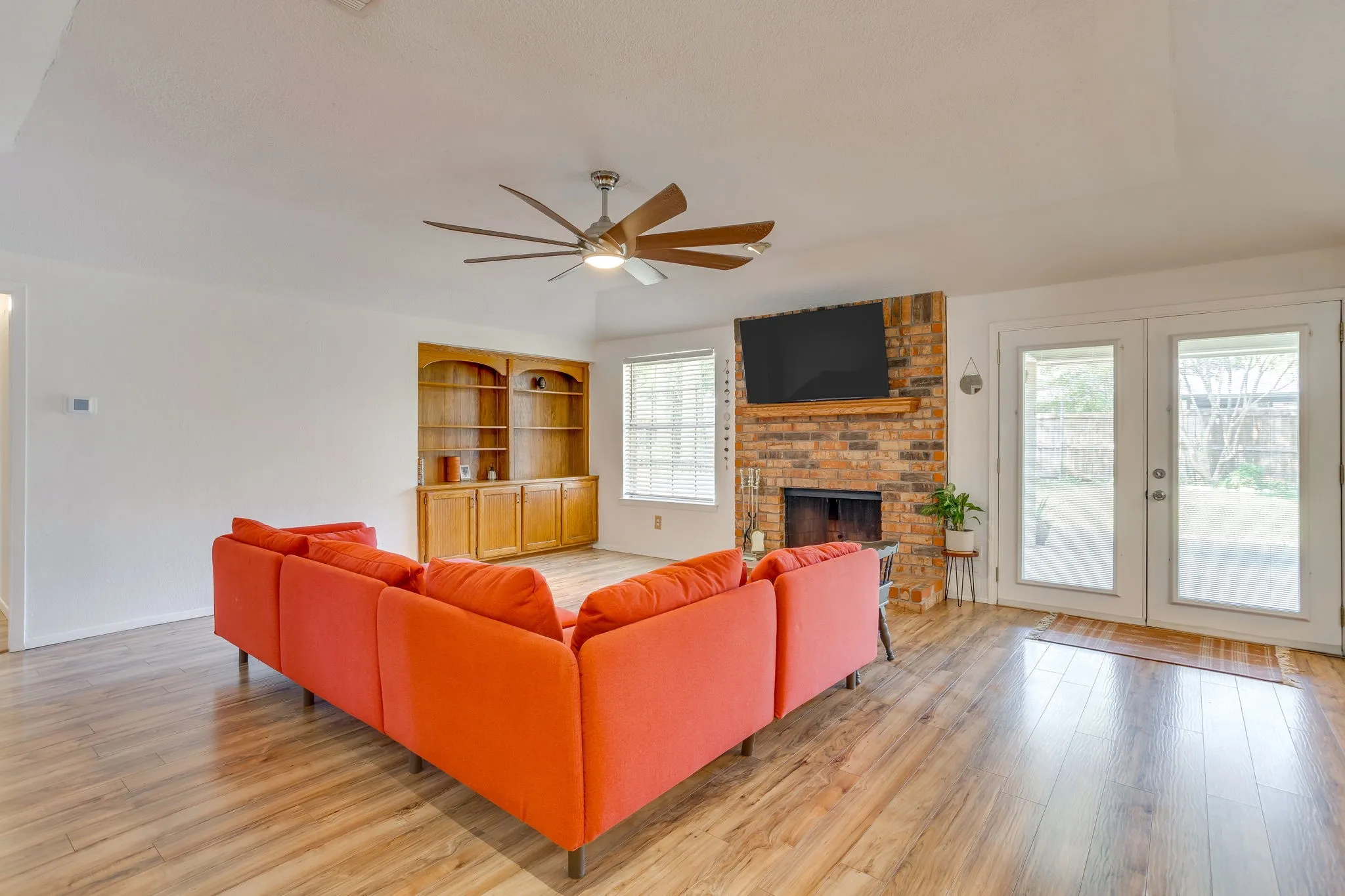 Single Family Residence For Sale in Tarrant County , 1005 Westminster Lane, Mansfield, Texas 76063, 3 Bedroom, 2 Bathroom, 2 Garage spaces, 1,525 Sqft, built in 1979, mls#21388420, Real Estate Agent in Mansfield, Homes For Sale in Tarrant county, Homes For Sale in Mansfield, Realtor in Mansfield Texas, Real Estate Brokerage Independent Realty Texas, Luminita Cordes Realtor