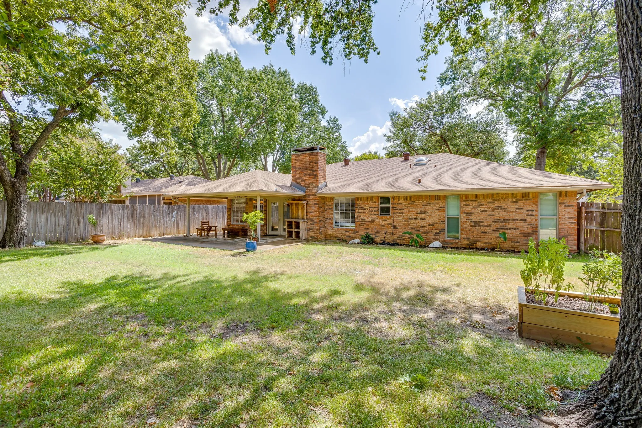 Single Family Residence For Sale in Tarrant County , 1005 Westminster Lane, Mansfield, Texas 76063, 3 Bedroom, 2 Bathroom, 2 Garage spaces, 1,525 Sqft, built in 1979, mls#21388420, Real Estate Agent in Mansfield, Homes For Sale in Tarrant county, Homes For Sale in Mansfield, Realtor in Mansfield Texas, Real Estate Brokerage Independent Realty Texas, Luminita Cordes Realtor