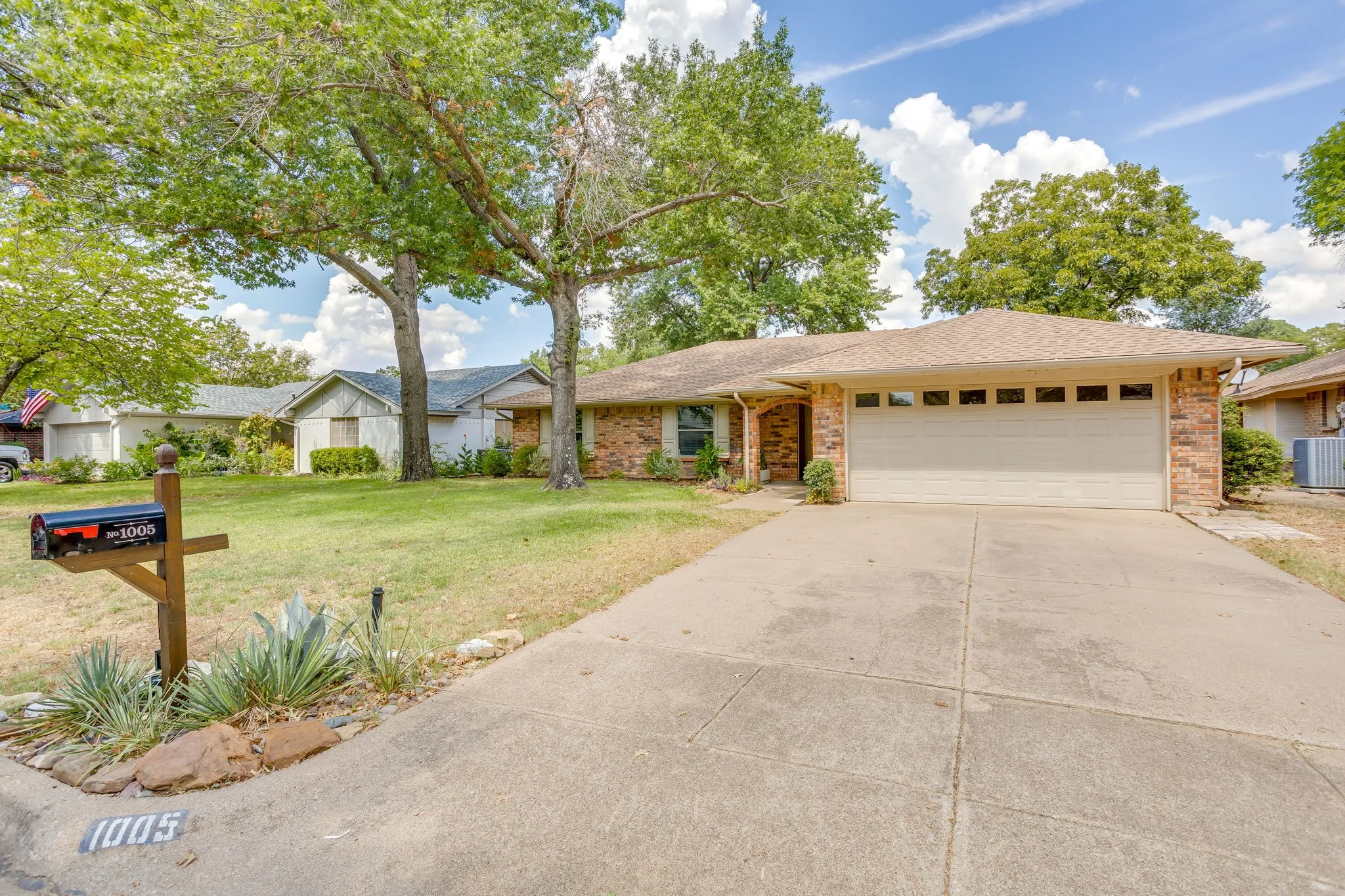 Single Family Residence For Sale in Tarrant County , 1005 Westminster Lane, Mansfield, Texas 76063, 3 Bedroom, 2 Bathroom, 2 Garage spaces, 1,525 Sqft, built in 1979, mls#21388420, Real Estate Agent in Mansfield, Homes For Sale in Tarrant county, Homes For Sale in Mansfield, Realtor in Mansfield Texas, Real Estate Brokerage Independent Realty Texas, Luminita Cordes Realtor