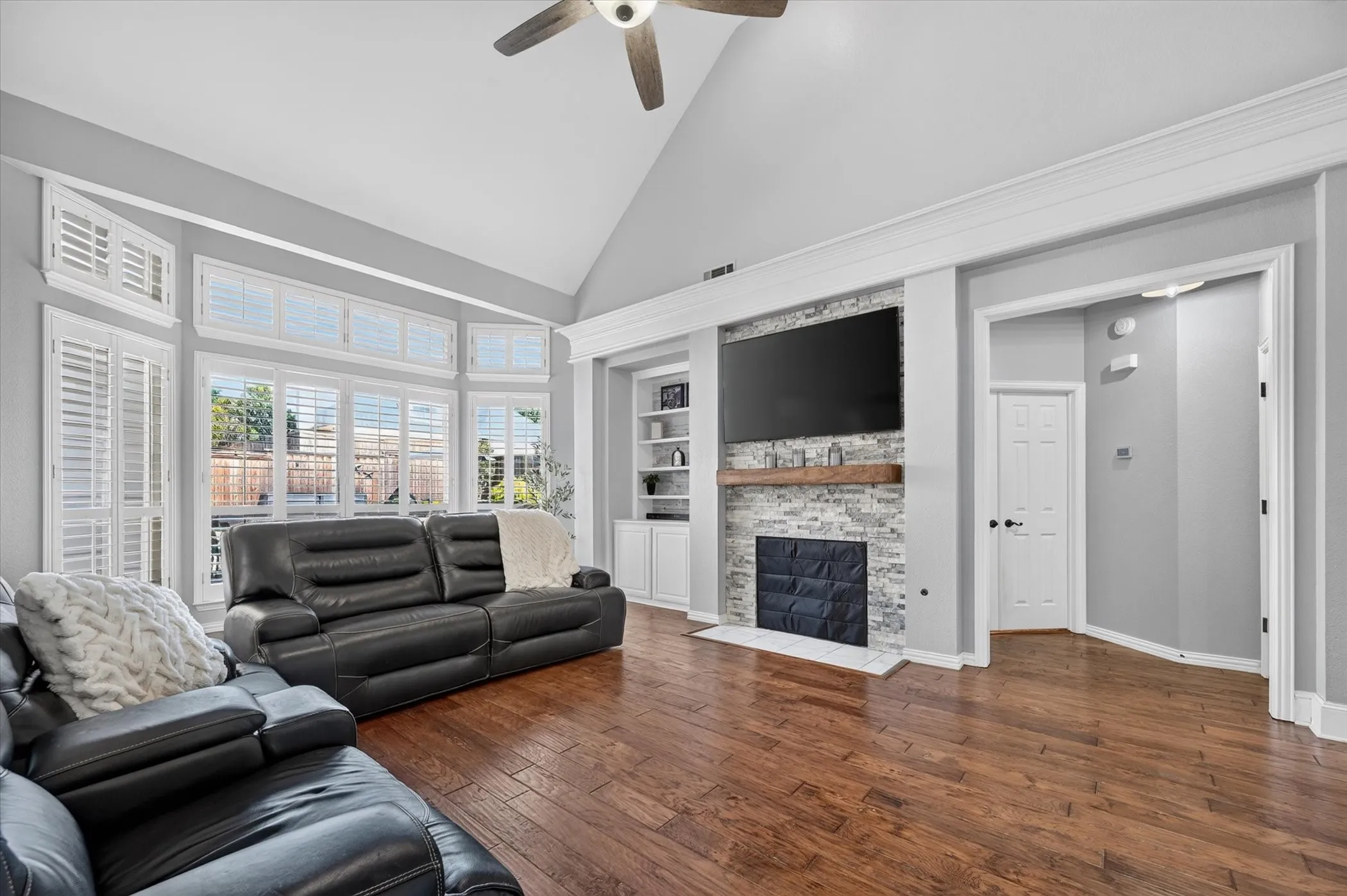 Single Family Residence For Sale in Rockwall County , 1425 Fairlakes Pointe Drive, Rockwall, Texas 75087, 5 Bedroom, 5 Bathroom, 3 Garage spaces, 3,936 Sqft, built in 1998, mls#21386416, Real Estate Agent in Rockwall, Homes For Sale in Rockwall county, Homes For Sale in Rockwall, Realtor in Rockwall Texas, Real Estate Brokerage Independent Realty Texas, Luminita Cordes Realtor