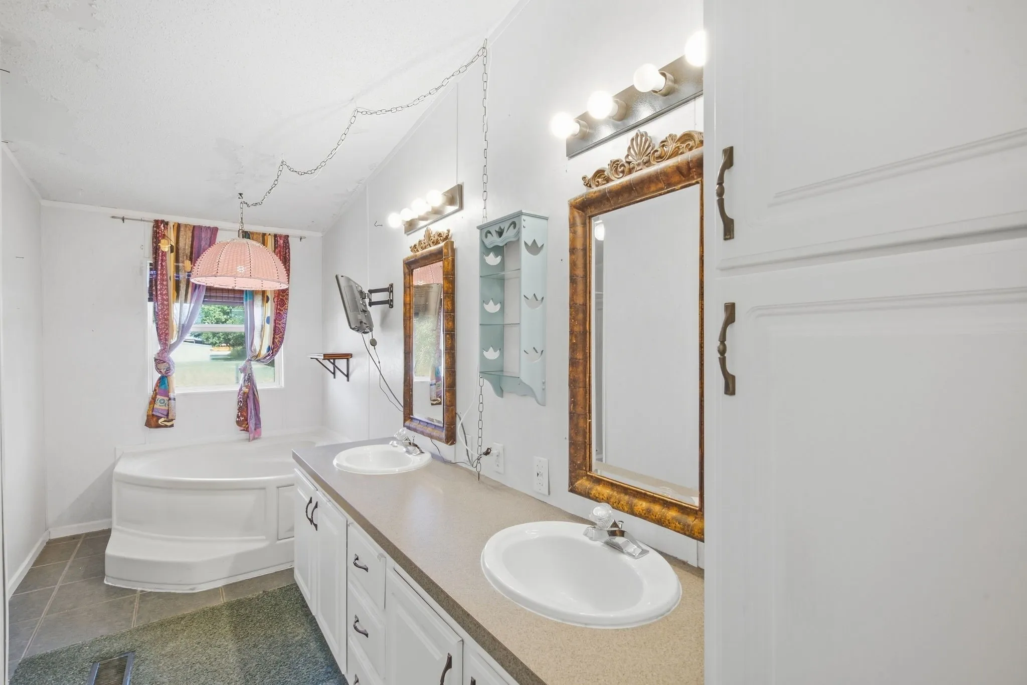 Mobile Home For Sale in Hood County , 105 Apache Street, Lipan, Texas 76462, 4 Bedroom, 3 Bathroom, Garage spaces, 2,280 Sqft, built in 2002, mls#21390128, Real Estate Agent in Lipan, Homes For Sale in Hood county, Homes For Sale in Lipan, Realtor in Lipan Texas, Real Estate Brokerage Independent Realty Texas, Luminita Cordes Realtor