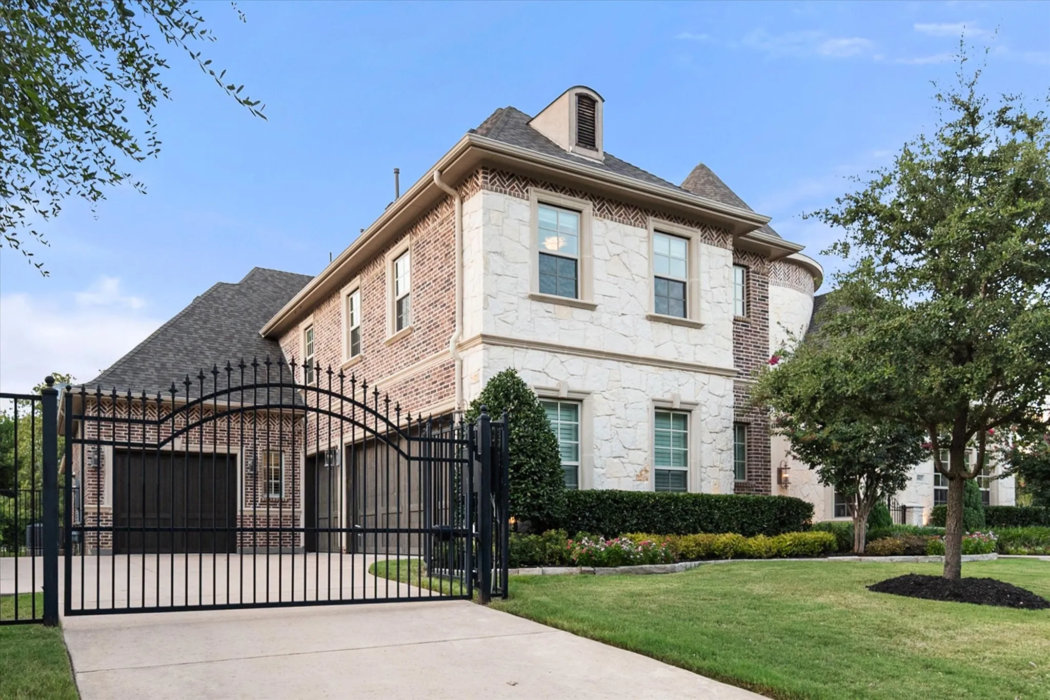 Single Family Residence For Sale in Tarrant County , 1012 Cool River Drive, Southlake, Texas 76092, 5 Bedroom, 7 Bathroom, 4 Garage spaces, 6,036 Sqft, built in 2018, mls#21390379, Real Estate Agent in Southlake, Homes For Sale in Tarrant county, Homes For Sale in Southlake, Realtor in Southlake Texas, Real Estate Brokerage Independent Realty Texas, Luminita Cordes Realtor