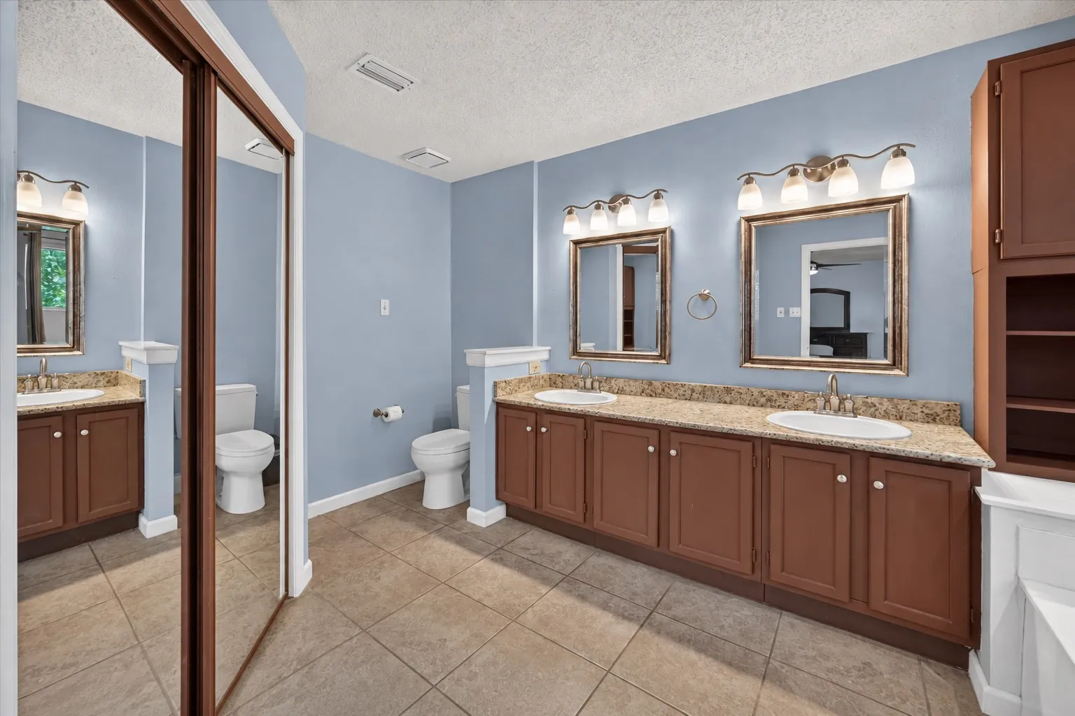 Single Family Residence For Sale in Denton County , 1632 Fuqua Drive, Flower Mound, Texas 75028, 3 Bedroom, 3 Bathroom, 2 Garage spaces, 2,141 Sqft, built in 1987, mls#21385731, Real Estate Agent in Flower Mound, Homes For Sale in Denton county, Homes For Sale in Flower Mound, Realtor in Flower Mound Texas, Real Estate Brokerage Independent Realty Texas, Luminita Cordes Realtor