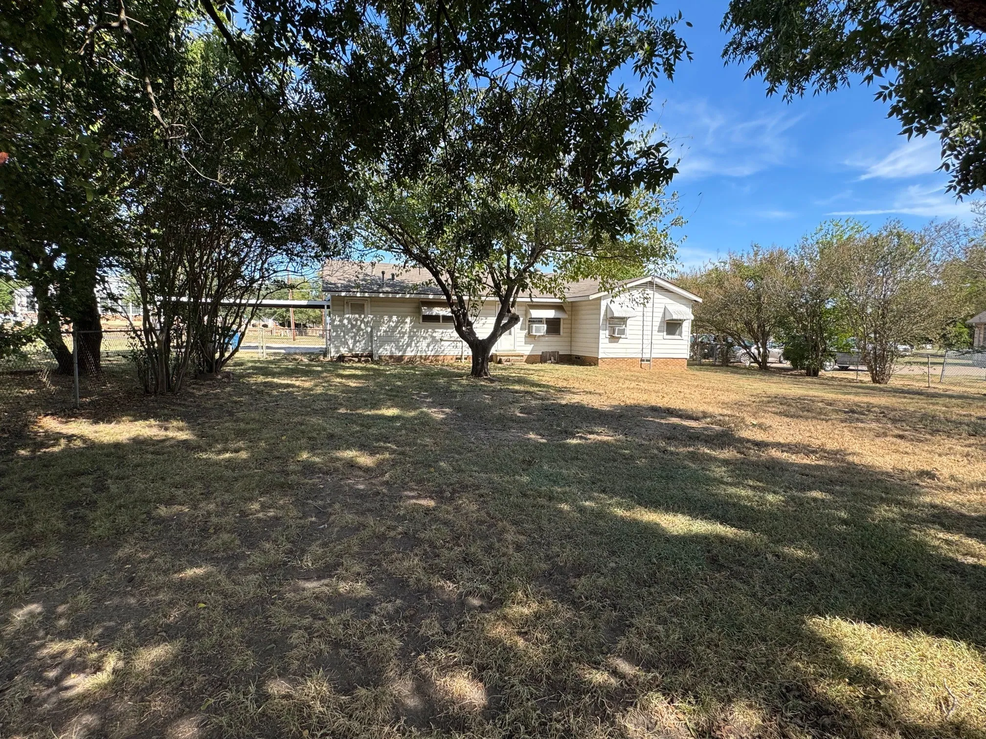 Single Family Residence For Sale in Henderson County , 401 N Terry Street, Malakoff, Texas 75148, 2 Bedroom, 2 Bathroom, Garage spaces, 1,834 Sqft, built in 1963, mls#21387345, Real Estate Agent in Malakoff, Homes For Sale in Henderson county, Homes For Sale in Malakoff, Realtor in Malakoff Texas, Real Estate Brokerage Independent Realty Texas, Luminita Cordes Realtor