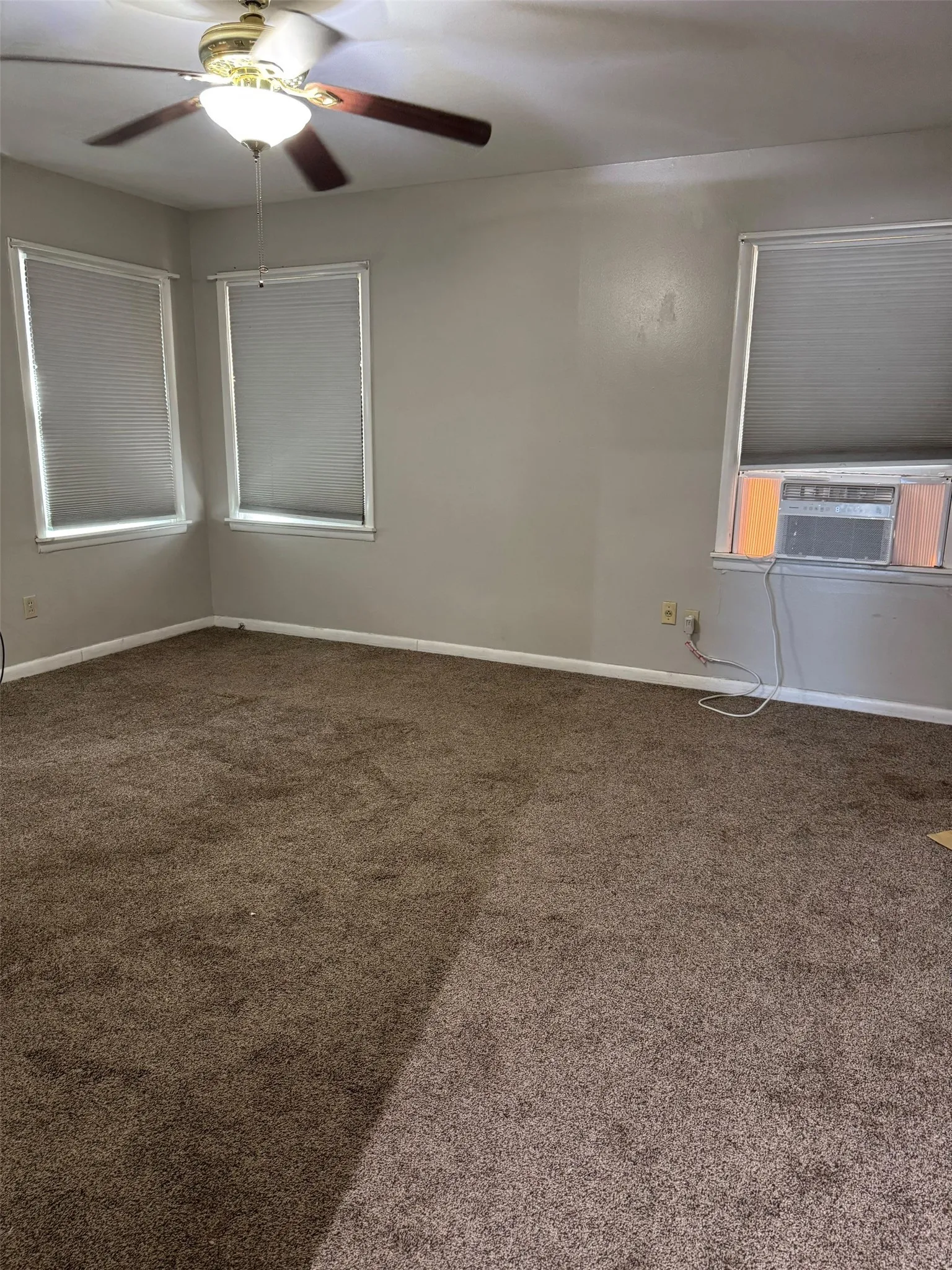Single Family Residence For Sale in Henderson County , 401 N Terry Street, Malakoff, Texas 75148, 2 Bedroom, 2 Bathroom, Garage spaces, 1,834 Sqft, built in 1963, mls#21387345, Real Estate Agent in Malakoff, Homes For Sale in Henderson county, Homes For Sale in Malakoff, Realtor in Malakoff Texas, Real Estate Brokerage Independent Realty Texas, Luminita Cordes Realtor