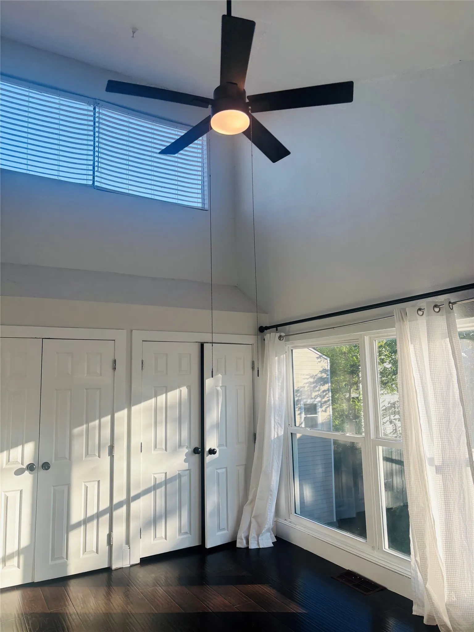 Condominium For Rent in Dallas County , 5815 Phoenix Drive 3A12, Dallas, Texas 75231, 2 Bedroom, 2 Bathroom, 2 Garage spaces, 1,175 Sqft, built in 1981, mls#21390478, Real Estate Agent in Dallas, Homes For Rent in Dallas county, Homes For Rent in Dallas, Realtor in Dallas Texas, Real Estate Brokerage Independent Realty Texas, Luminita Cordes Realtor