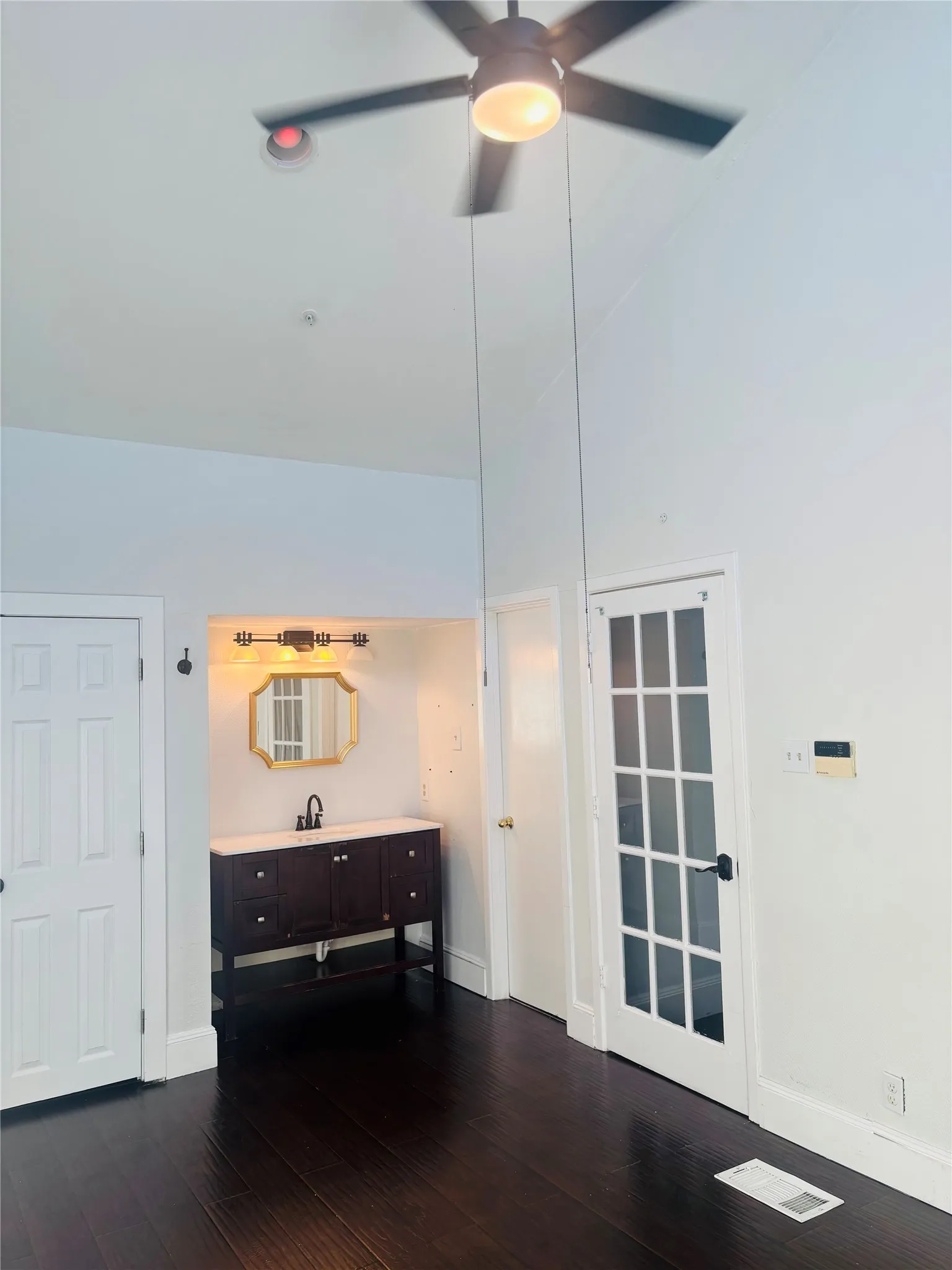 Condominium For Rent in Dallas County , 5815 Phoenix Drive 3A12, Dallas, Texas 75231, 2 Bedroom, 2 Bathroom, 2 Garage spaces, 1,175 Sqft, built in 1981, mls#21390478, Real Estate Agent in Dallas, Homes For Rent in Dallas county, Homes For Rent in Dallas, Realtor in Dallas Texas, Real Estate Brokerage Independent Realty Texas, Luminita Cordes Realtor
