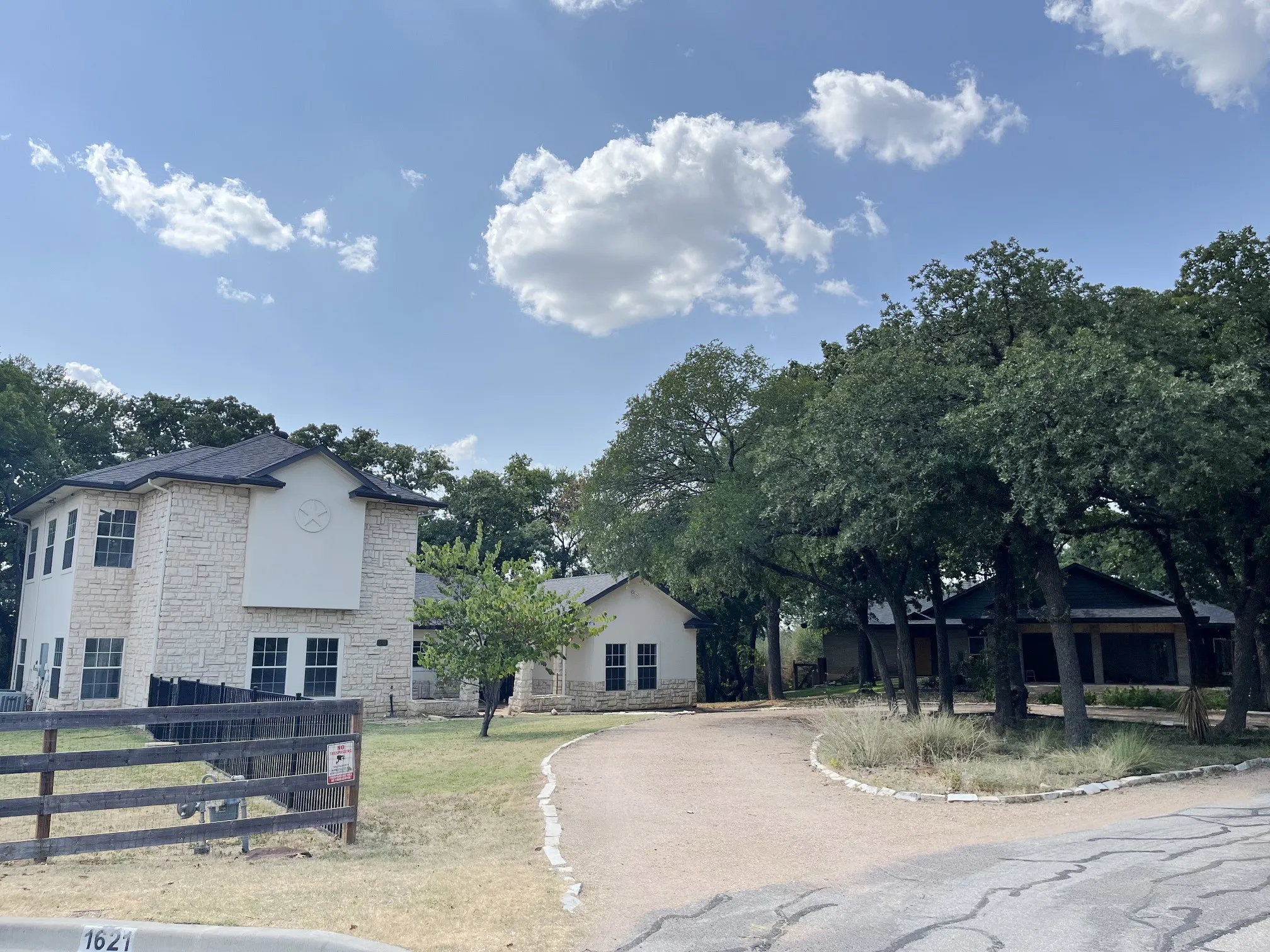 Single Family Residence For Sale in Denton County , 1621 Holly Place, Flower Mound, Texas 75022, 4 Bedroom, 2 Bathroom, Garage spaces, 2,634 Sqft, built in 1975, mls#21389838, Real Estate Agent in Flower Mound, Homes For Sale in Denton county, Homes For Sale in Flower Mound, Realtor in Flower Mound Texas, Real Estate Brokerage Independent Realty Texas, Luminita Cordes Realtor